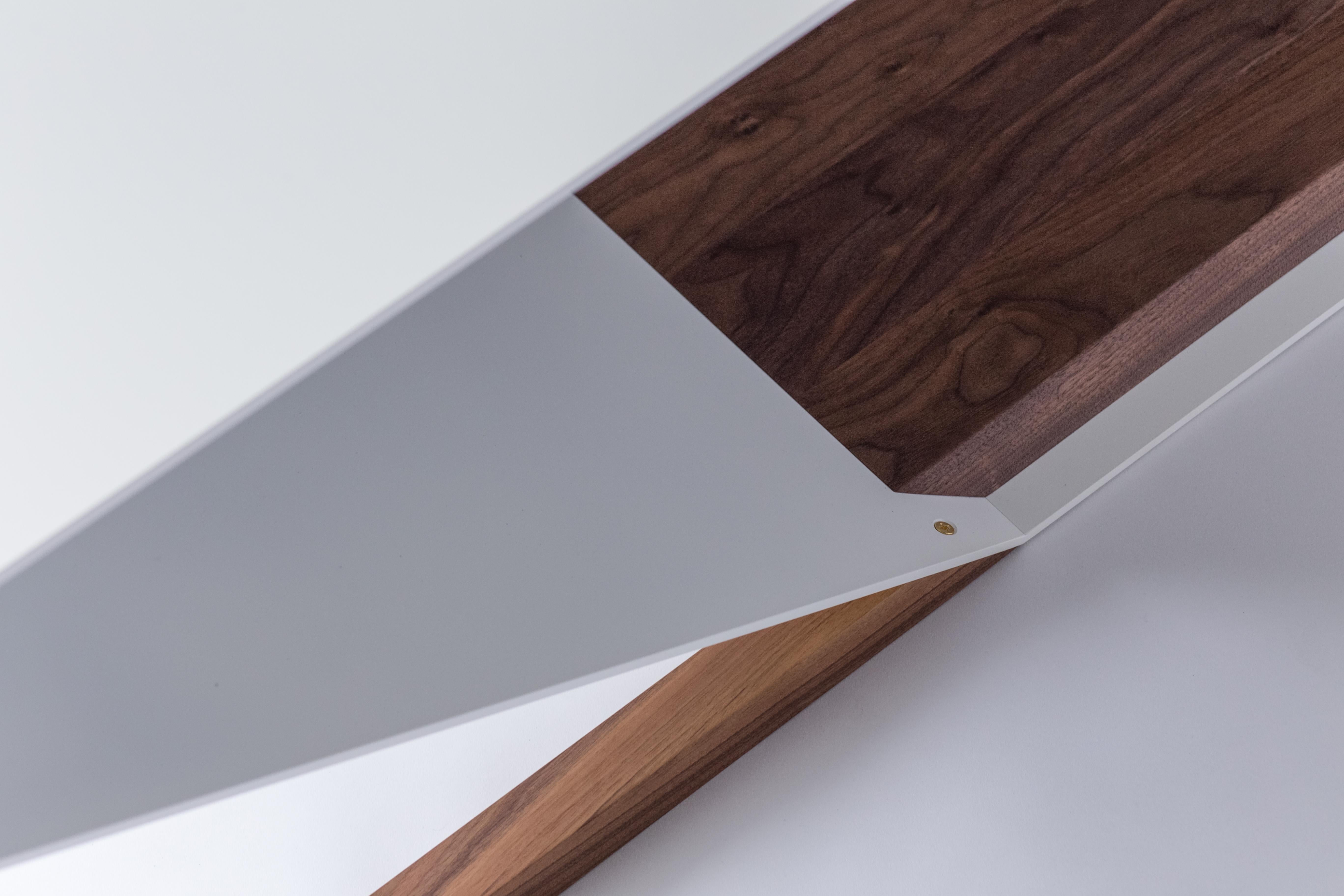 XXIe siècle et contemporain Table basse Cortado en aluminium - Base en noyer avec structure en aluminium peint par poudrage en vente