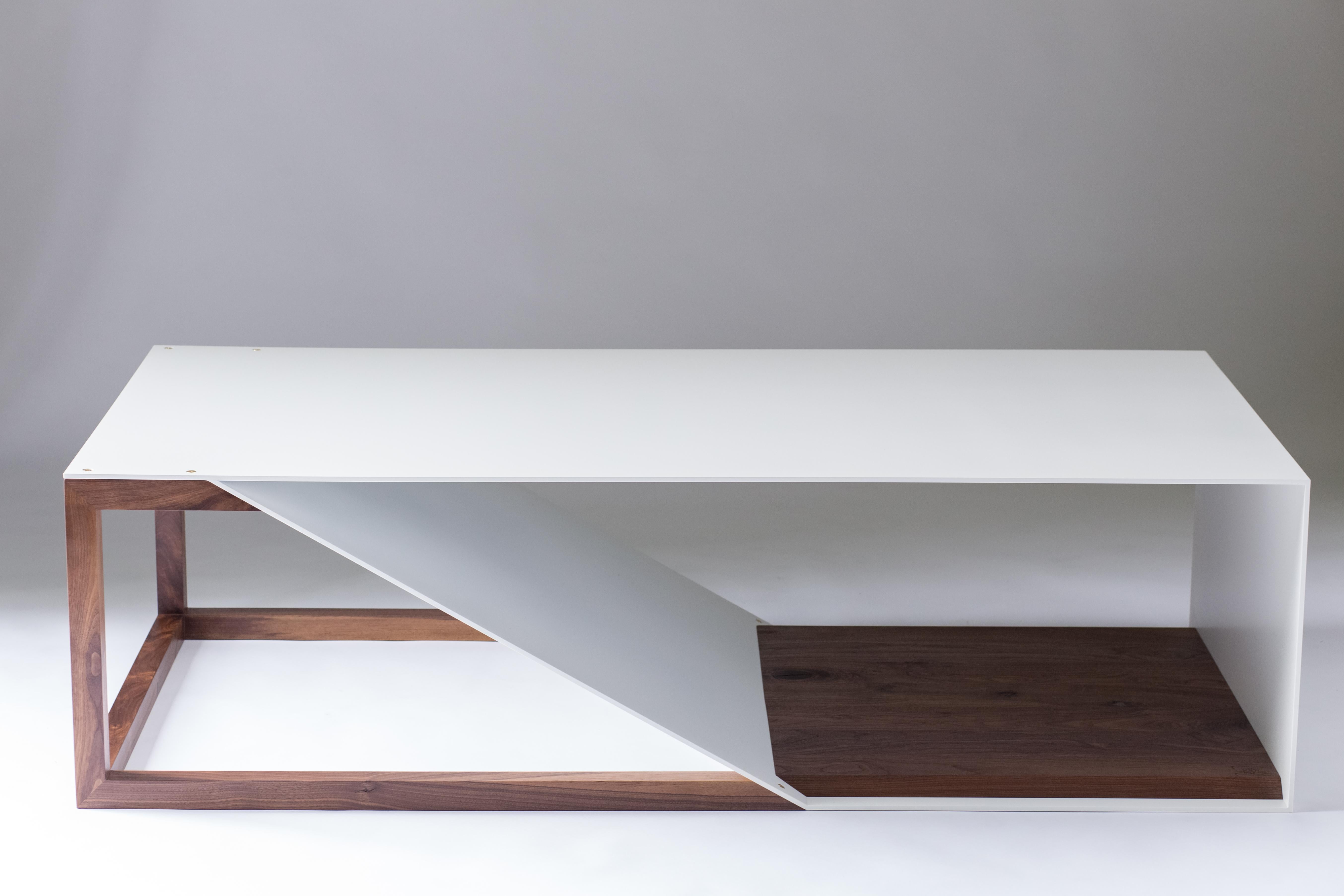 Table basse Cortado en aluminium - Base en noyer avec structure en aluminium peint par poudrage en vente 1