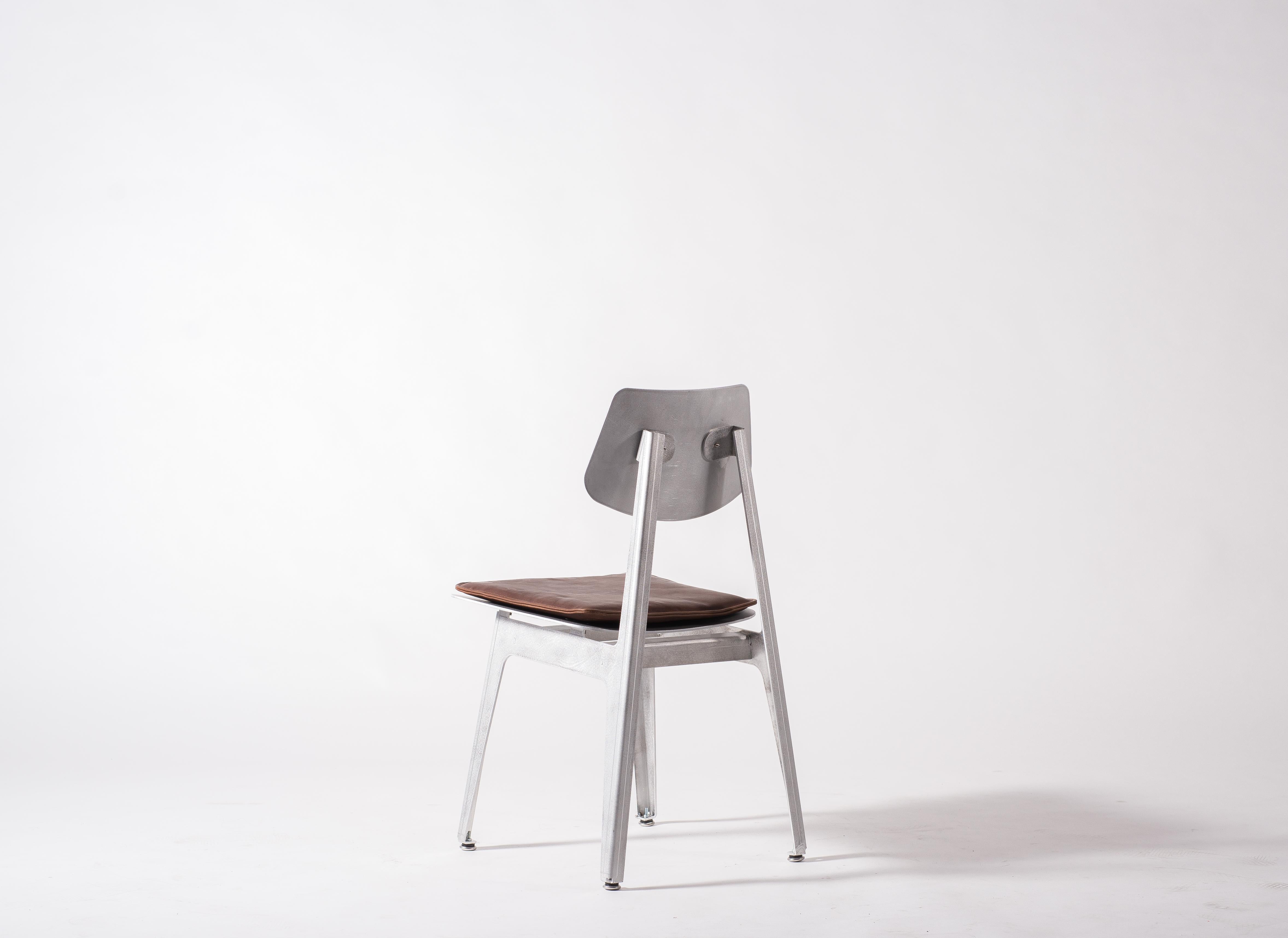 Moderne Chaise de salle à manger extérieure en aluminium avec coussin de siège en cuir / Chaise de salle à manger BT en vente