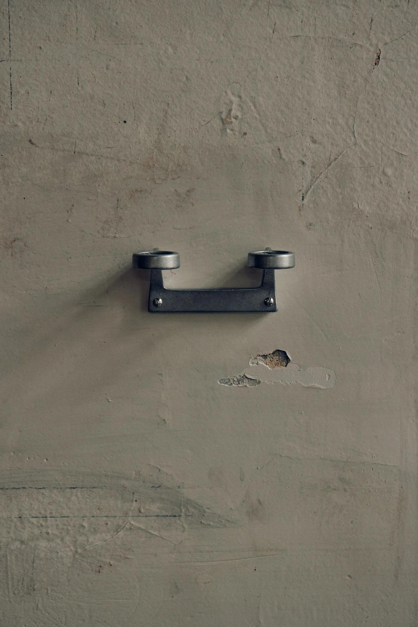 Aluminum Duo Bottle Bracket by Henry Wilson
Dimensions: W 15 x D 7 x H 6 cm
Materials: Aluminum.

Available in Solo, Duo, or Trio versions.

Available in three configurations, the Bottle Bracket is designed to accommodate one, two, or three