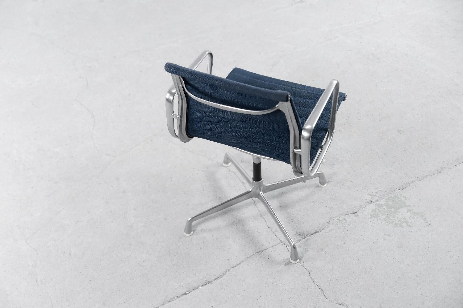 Vintage Fabric Aluminum EA 108 Desk Chair by Charles&Ray Eames for Herman Miller For Sale 4