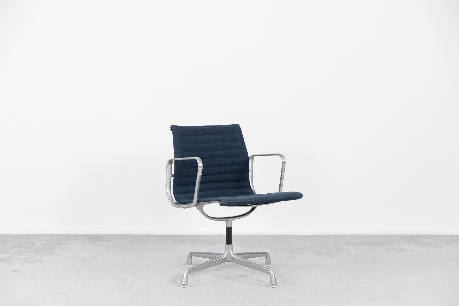 This EA 108 chair was designed by Charles & Ray Eames in 1958 and produced by US maker Herman Miller. This chair can rotate and is marked with Herman Miller sign, number 938-138. Fully original piece. The upholstery is made of ribbed blue hopsack
