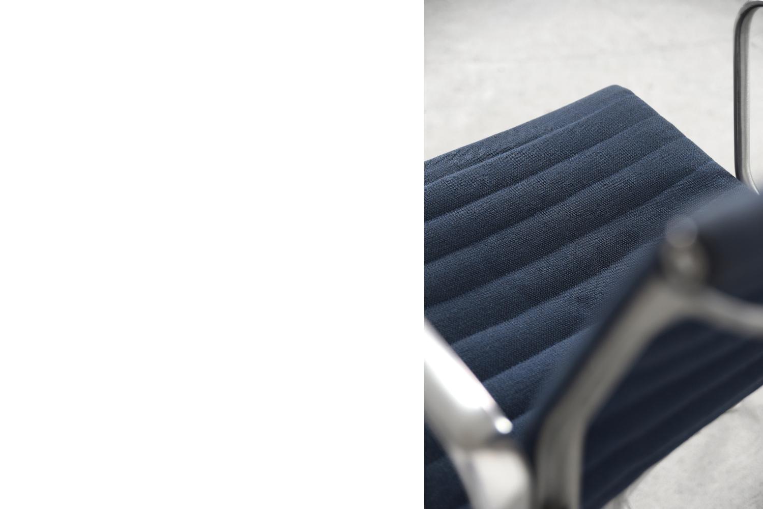 Vintage Fabric Aluminum EA 108 Desk Chair by Charles&Ray Eames for Herman Miller In Good Condition For Sale In Warszawa, Mazowieckie