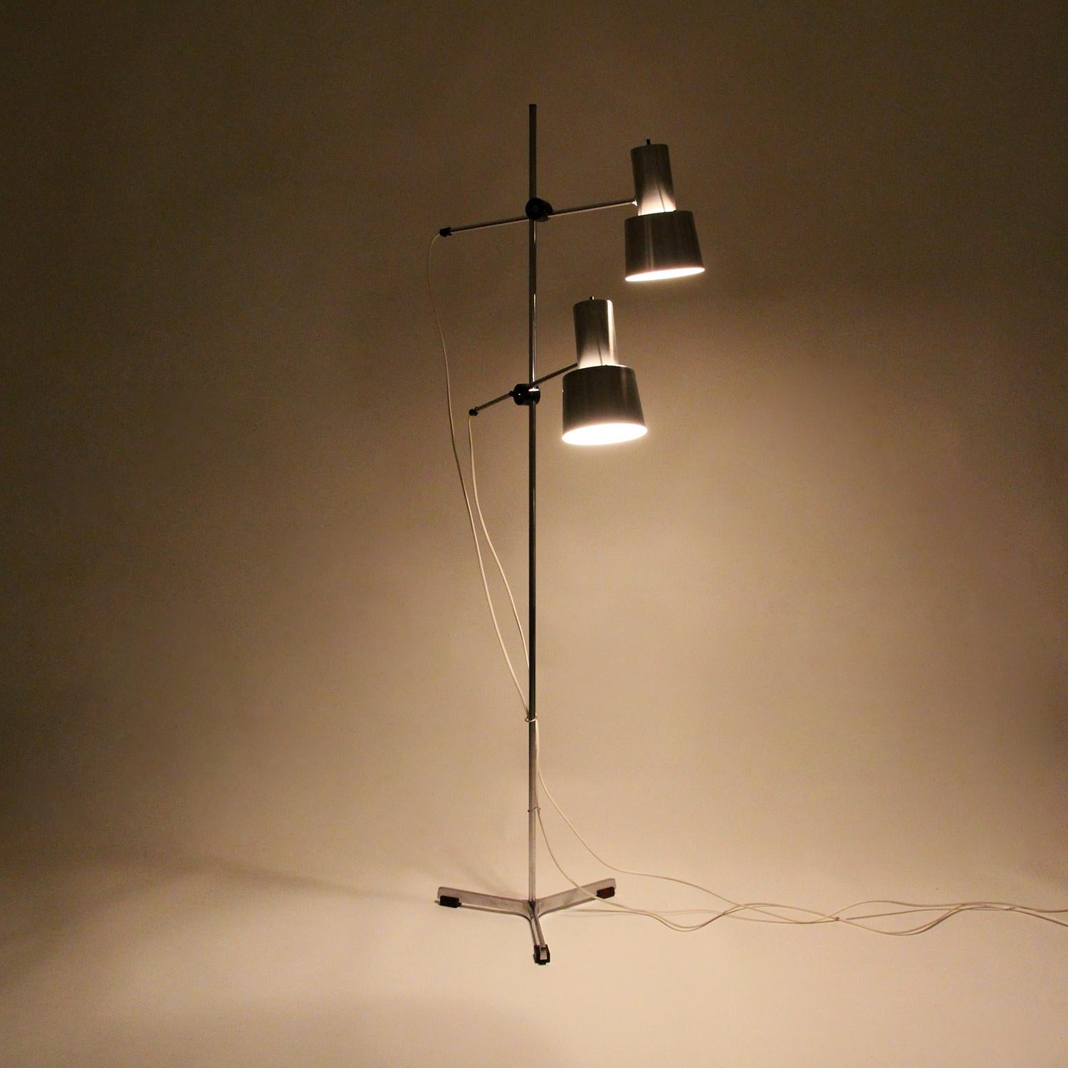 Aluminum floor lamp from the 1970s by Fog & Mørup (presumed) - Scandinavian vintage floor lamp with two adjustable aluminum shades in very good vintage condition!

A beautiful piece made up by a three-legged aluminum lacquered metal base with