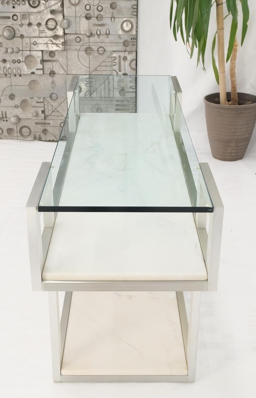 Console pour canapé mi-siècle avec cadre en aluminium et étagères en verre, deux étagères en marbre  en vente 5