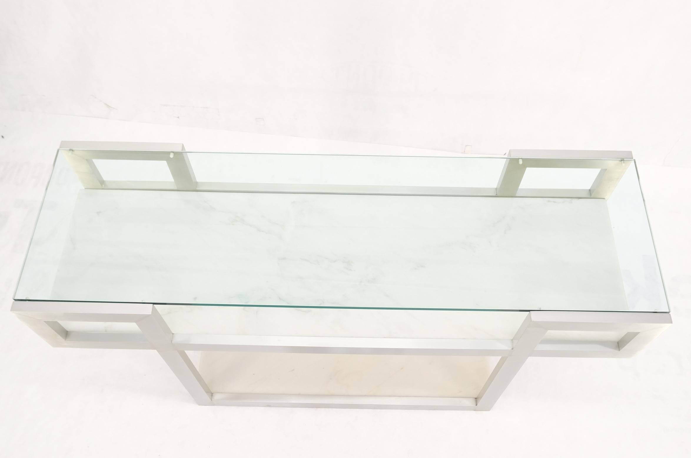Console pour canapé mi-siècle avec cadre en aluminium et étagères en verre, deux étagères en marbre  en vente 7