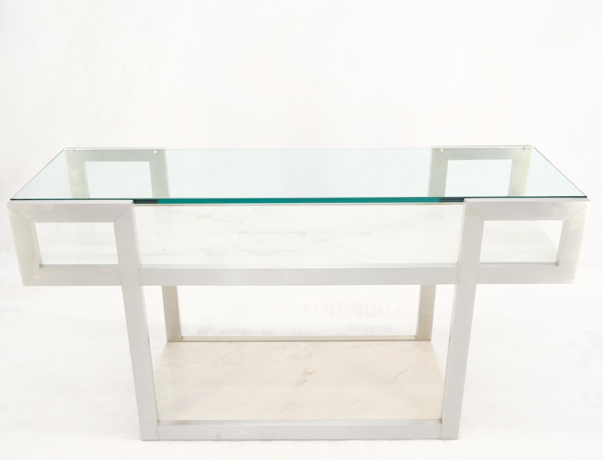 Console pour canapé mi-siècle avec cadre en aluminium et étagères en verre, deux étagères en marbre  en vente 9
