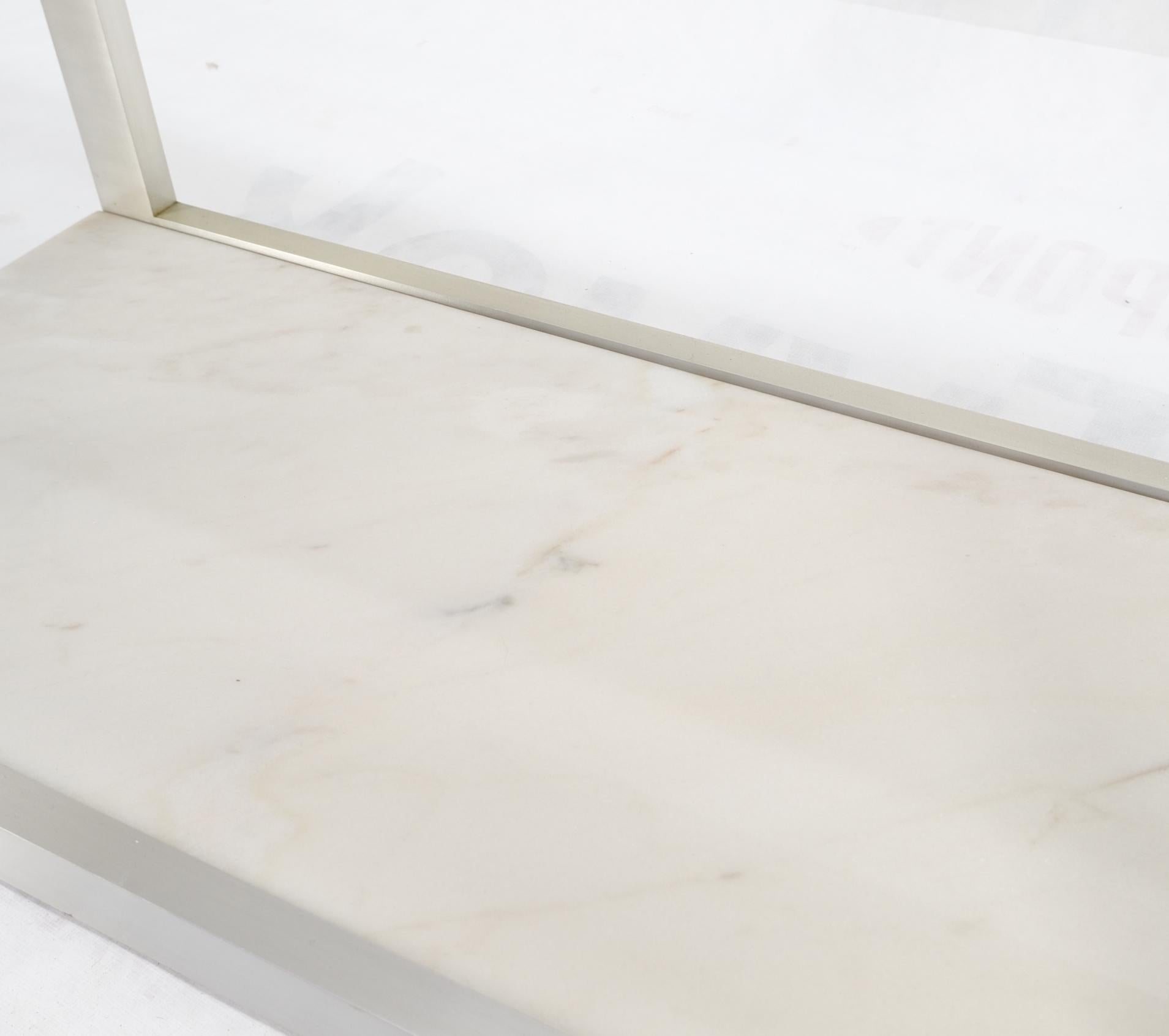 Américain Console pour canapé mi-siècle avec cadre en aluminium et étagères en verre, deux étagères en marbre en vente
