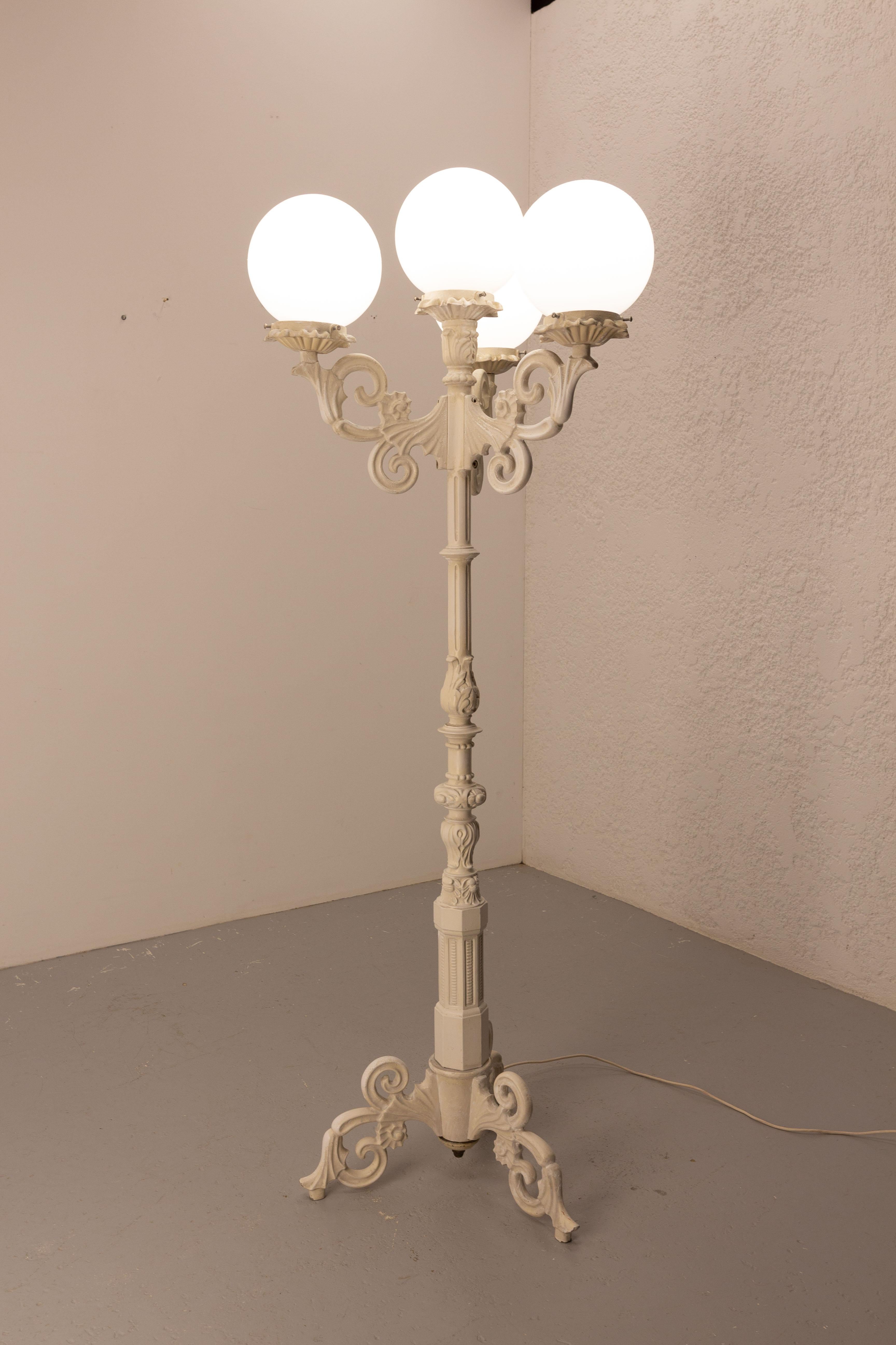 Lampada da terra a fusione di alluminio Lanterna a tre luci in stile street, francese, 1970 ca. in vendita 5