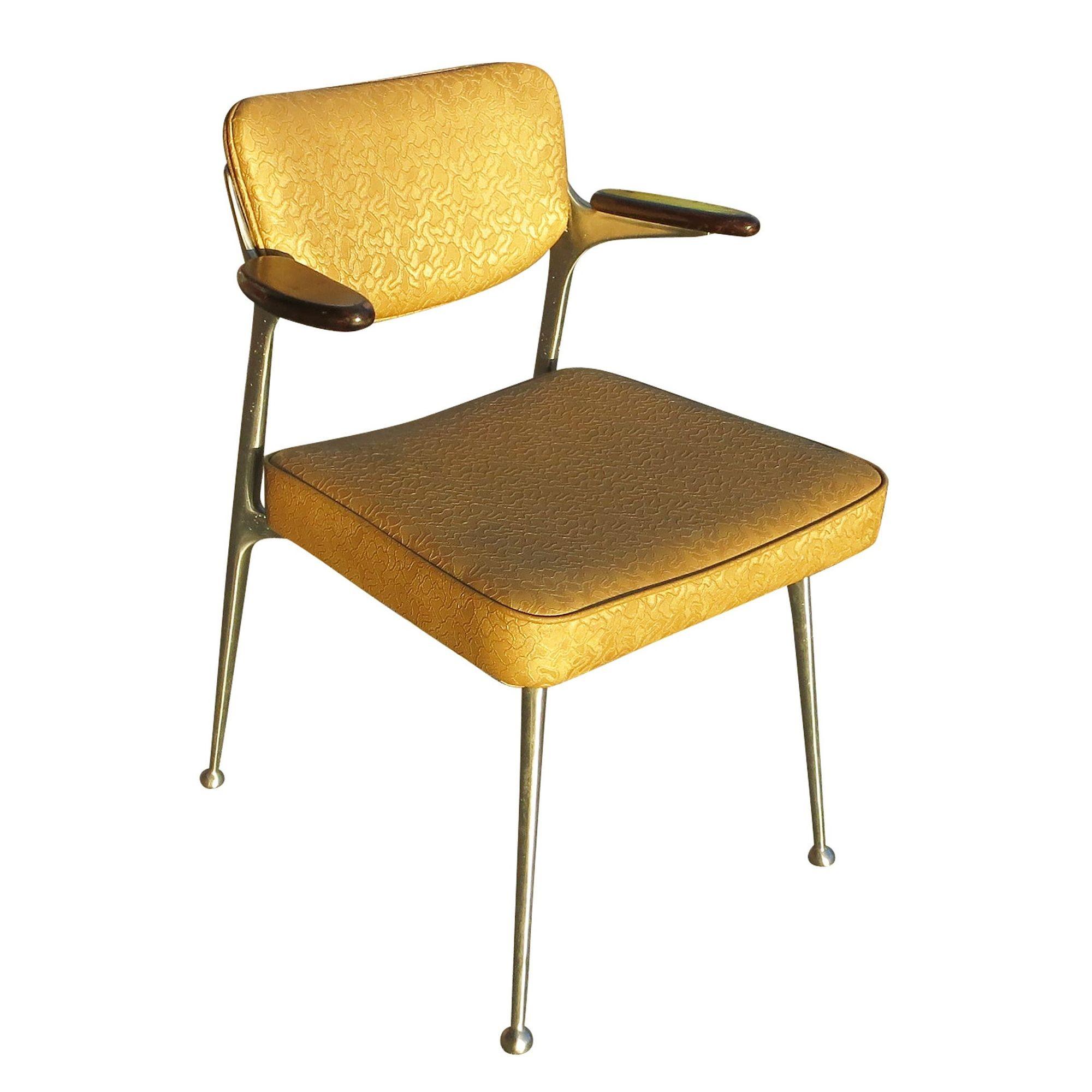 Ein Satz von vier Gazelle-Stühlen aus Aluminium von Shelby Williams aus der Zeit um 1950 mit originalen Sitzbezügen.

Diese Stühle sind meisterhaft aus Aluminiumgussrahmen gefertigt, die sich zu einer ikonischen und anmutigen Form verjüngen, mit