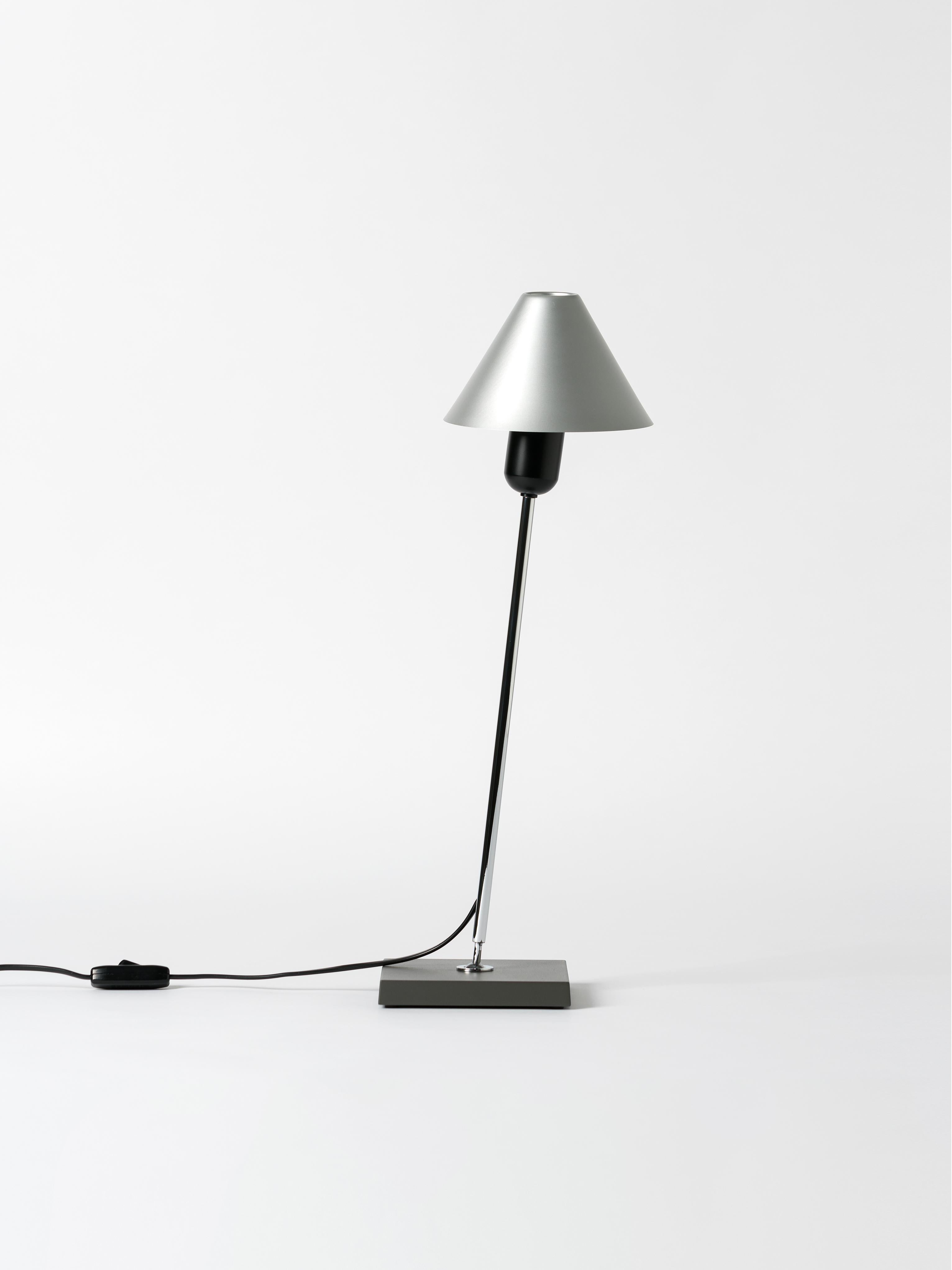 Aluminum gira table lamp by Miguel Milá
Dimensions: D 16 x H 54 cm
Materials: Aluminum.
Available in 3 colors: Aluminum, black and brass.

The gira lamp has all the simplicity and the profile of a classic. This lamp encapsulates all the