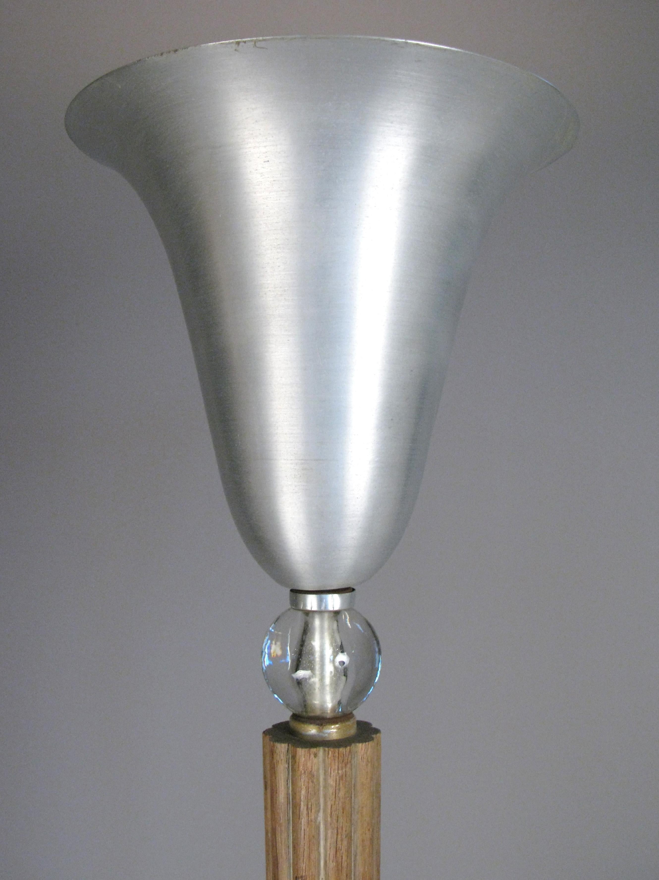 Eine seltene Stehlampe aus den 1940er Jahren:: entworfen von Russell Wright:: mit einem gekerbten Eichenstamm:: Glaskugeldetail und gebürstetem Aluminium mit ausgestellter Spitze. Schönes und klassisches Design.