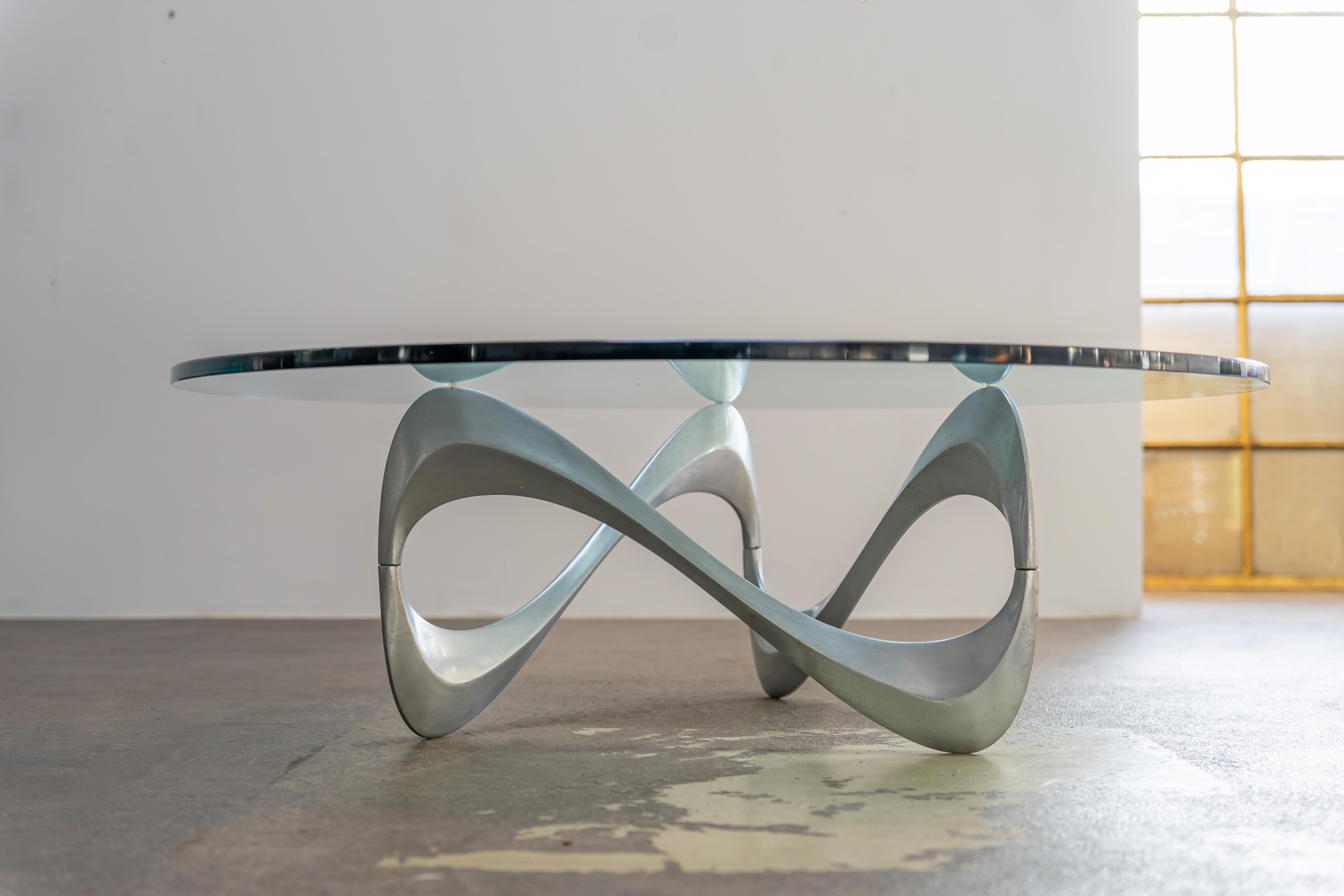 Couchtisch aus Aluminium und Glas „Schlange“ Knut Hesterberg für Ronald Schmitt, 1960er Jahre (Moderne der Mitte des Jahrhunderts) im Angebot