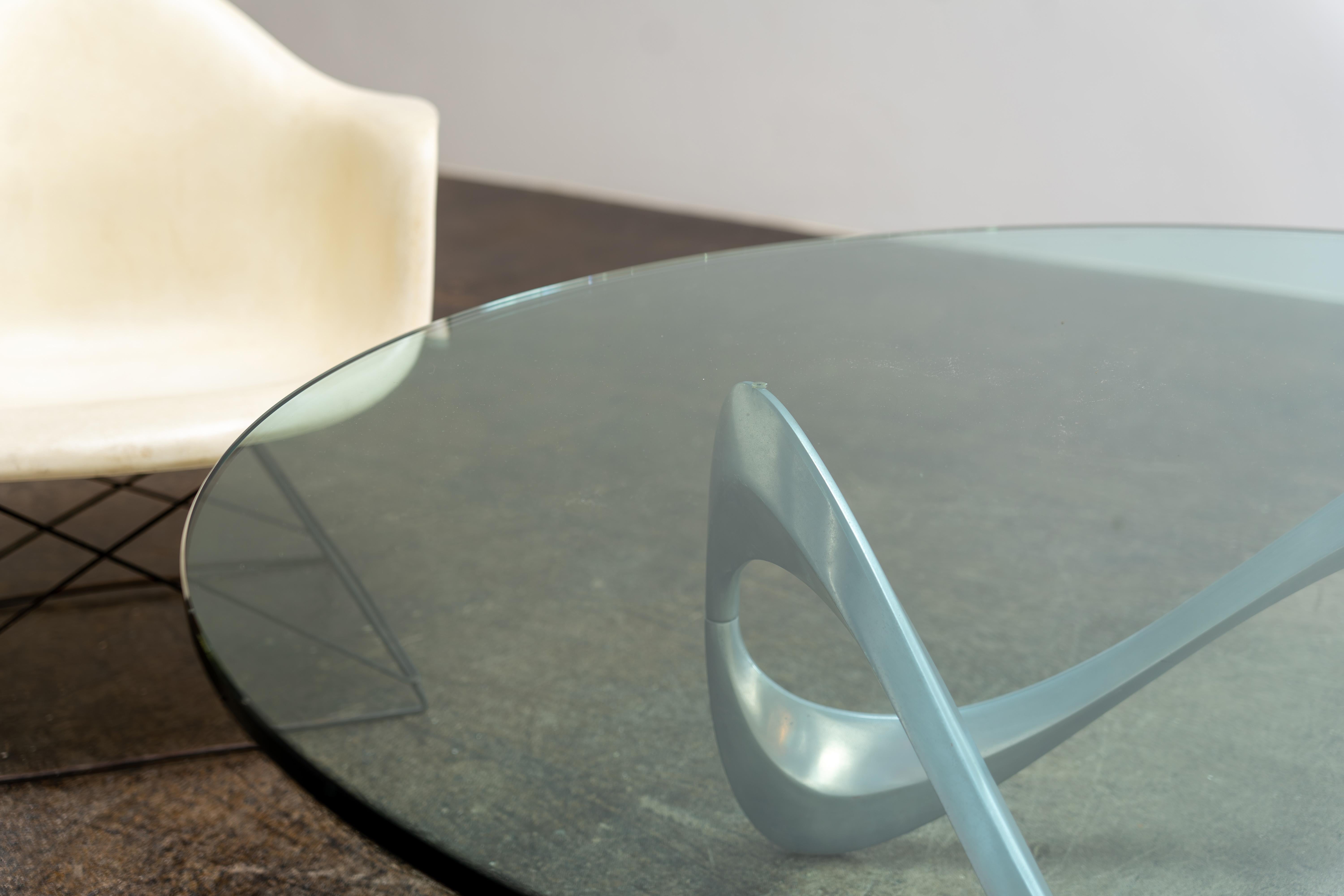Couchtisch aus Aluminium und Glas „Schlange“ Knut Hesterberg für Ronald Schmitt, 1960er Jahre im Zustand „Gut“ im Angebot in Rosendahl, DE