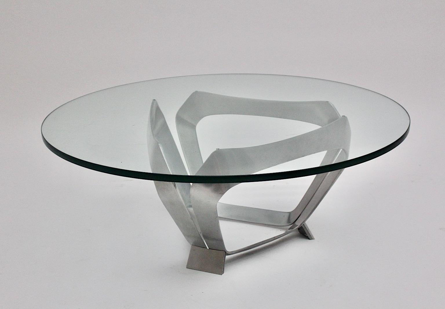 Aluminium Glas Space Age Vintage Couchtisch oder Sofa Tisch, der von Knut Hesterberg 1960er Jahre Deutschland für Ronald Schmitt entworfen wurde.
Schöne Aluminium-Sockelkonstruktion in skulpturaler Diamantform, während die klare Glasplatte polierte