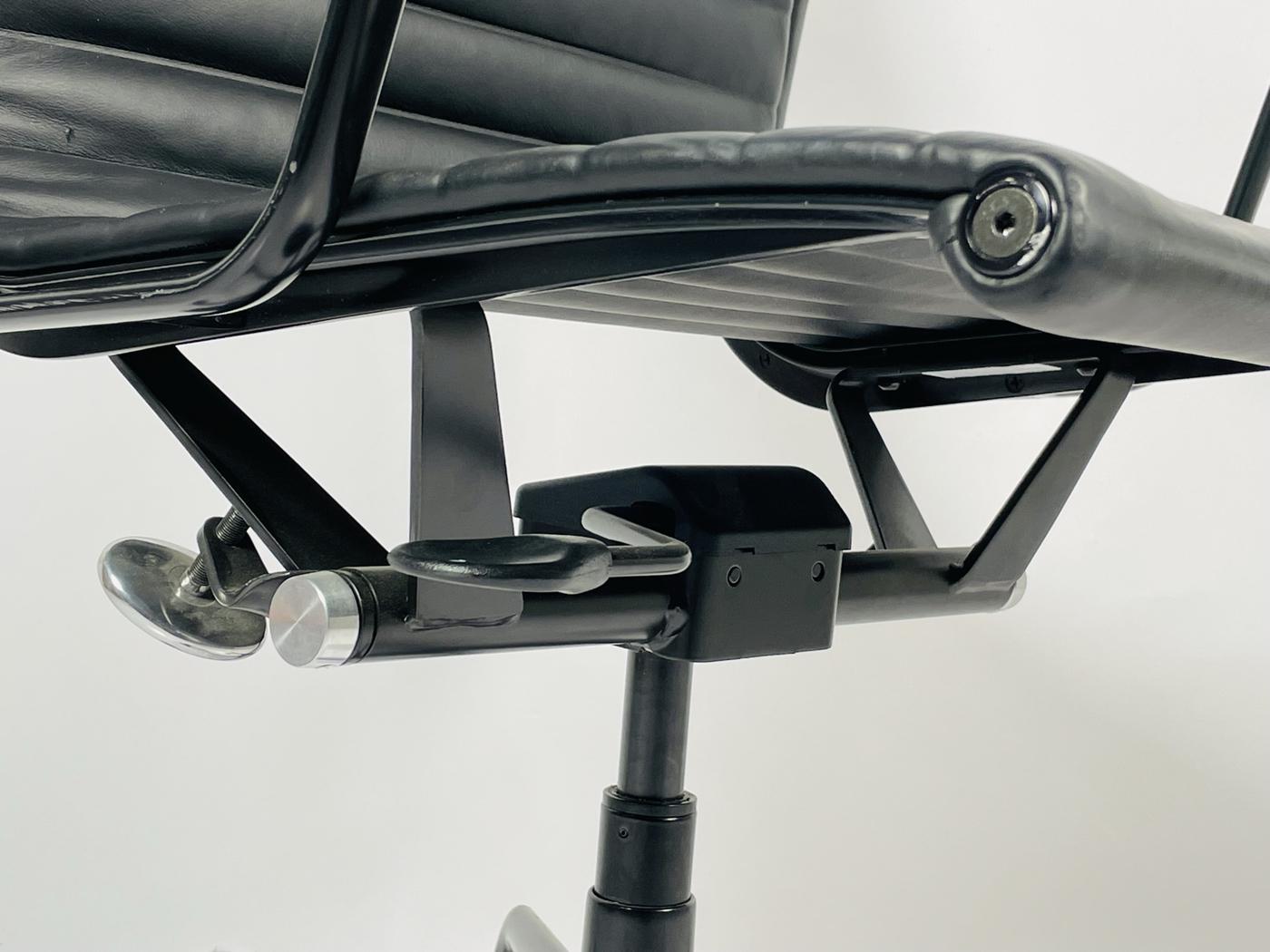 Aluminum Group Chair by Charles Eames for Herman Miller 3