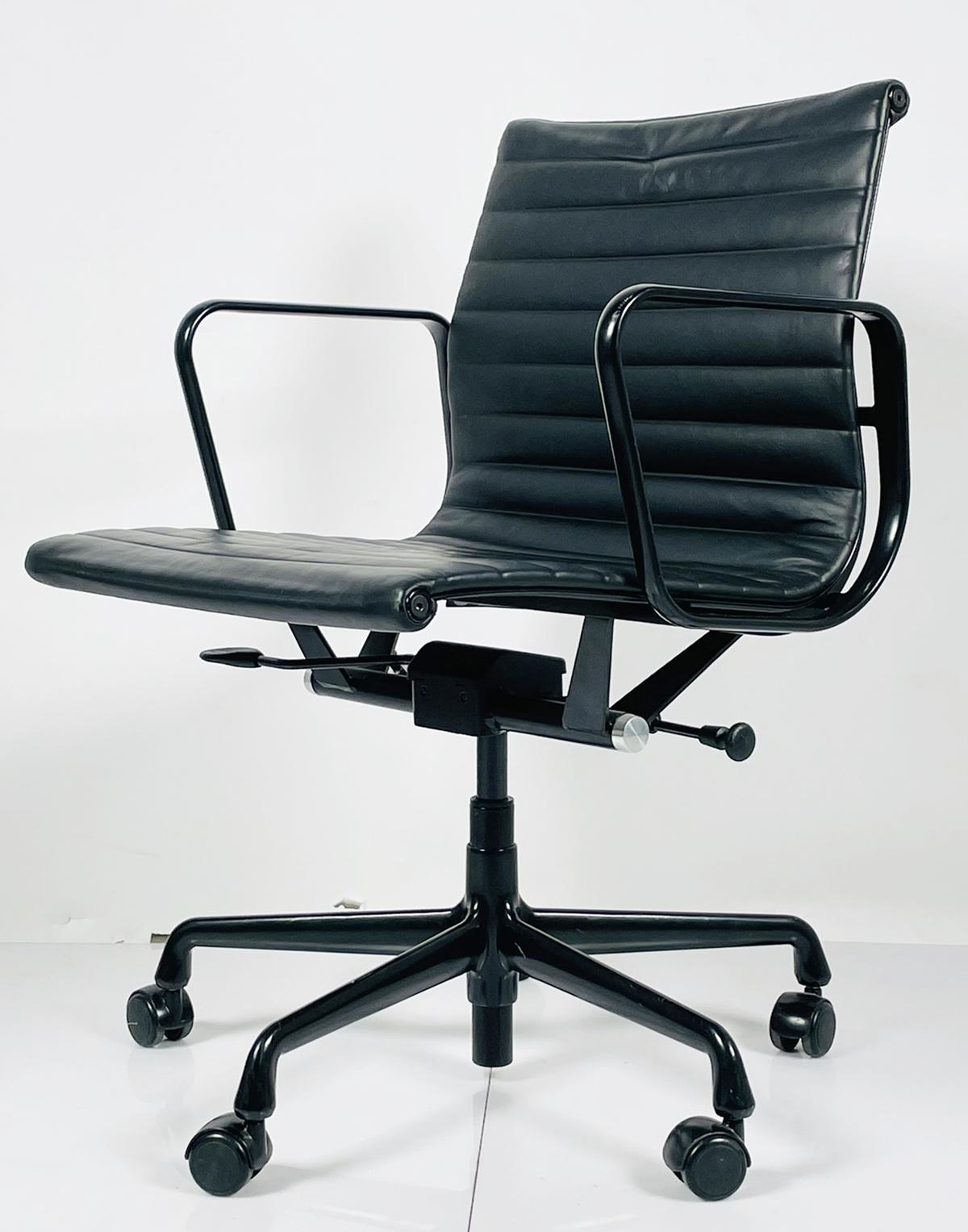 Modern Aluminum Group Chair by Charles Eames for Herman Miller