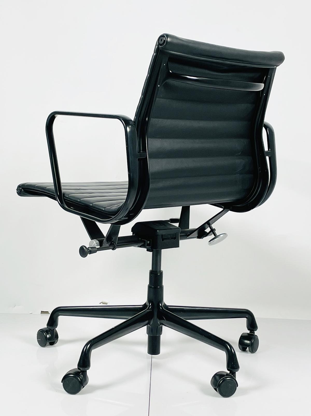 Aluminum Group Chair by Charles Eames for Herman Miller In Fair Condition In Los Angeles, CA