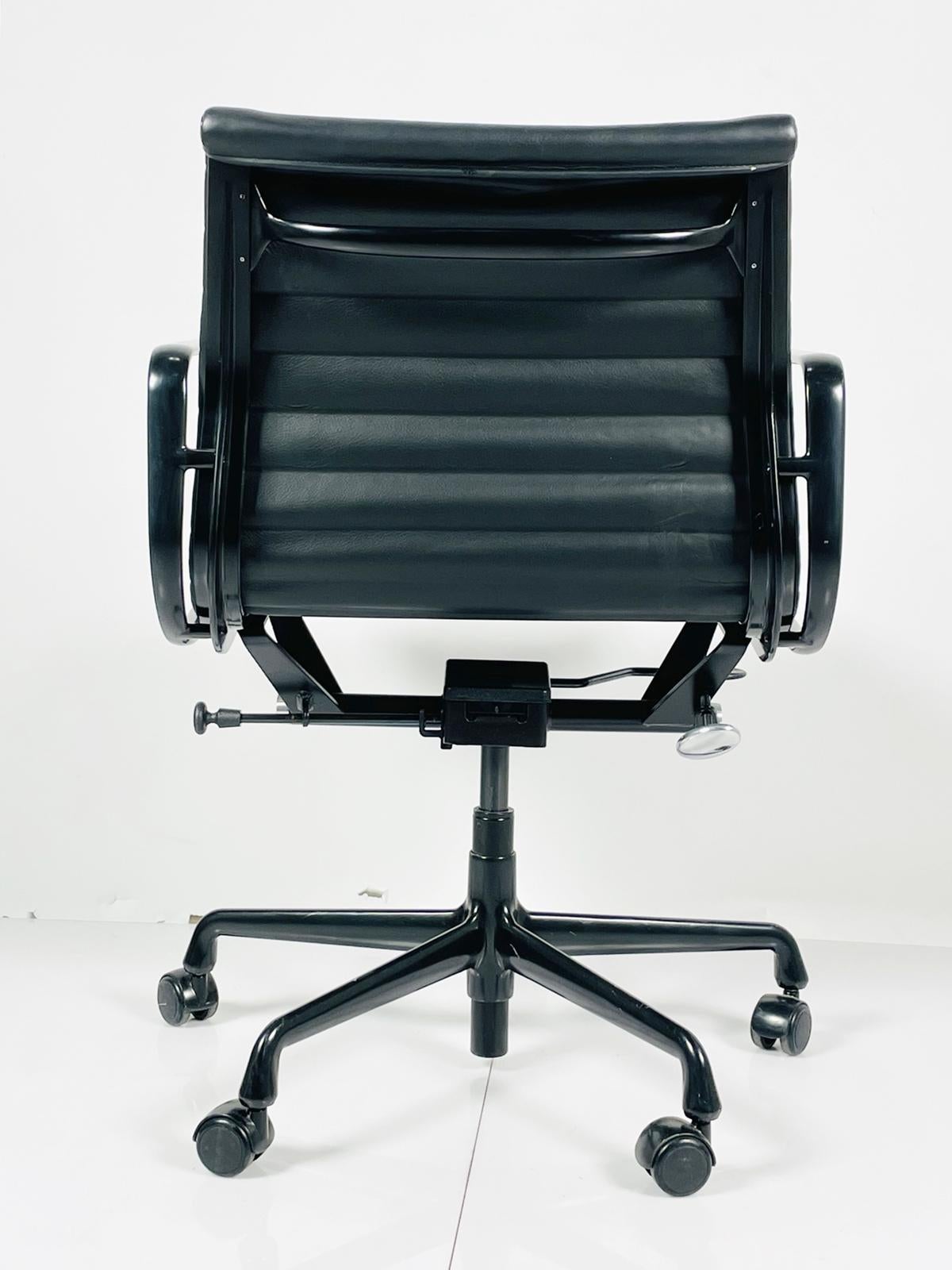 Contemporary Aluminum Group Chair by Charles Eames for Herman Miller