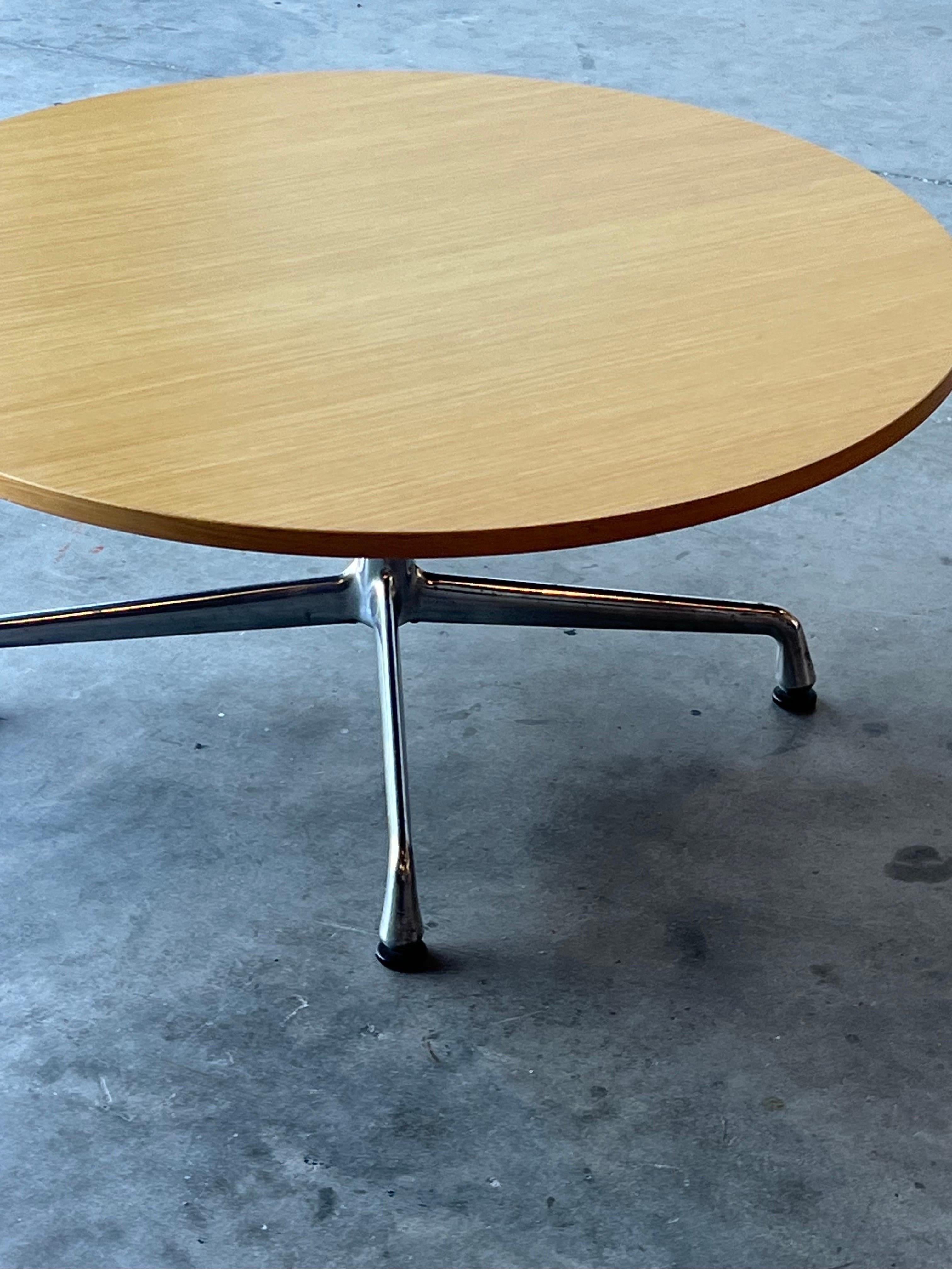 XXIe siècle et contemporain Table basse de groupe en aluminium par Herman Miller en vente