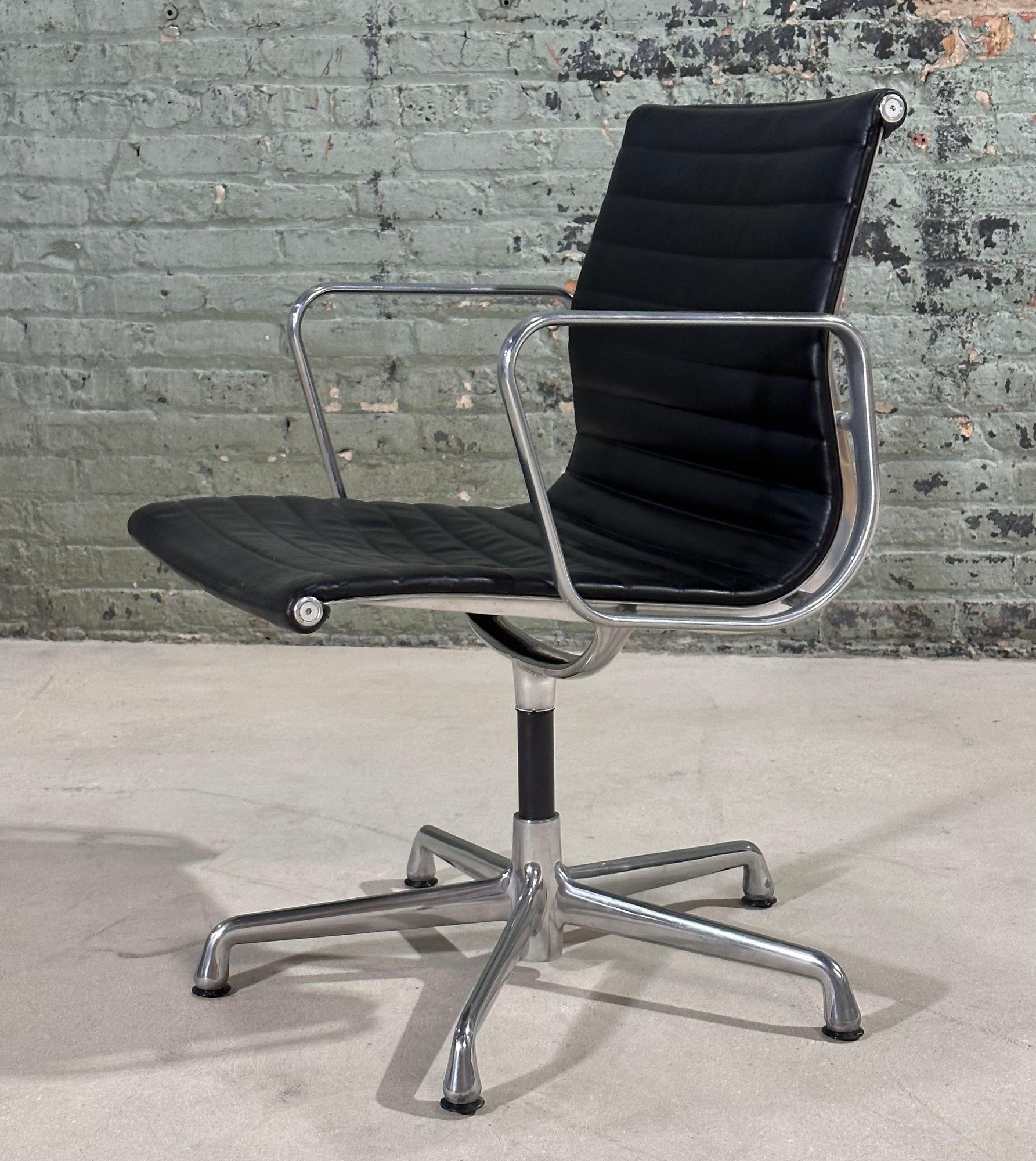 Aluminum Group Desk Chair by Charles Eames for Herman Miller, 2009 In Good Condition For Sale In Chicago, IL
