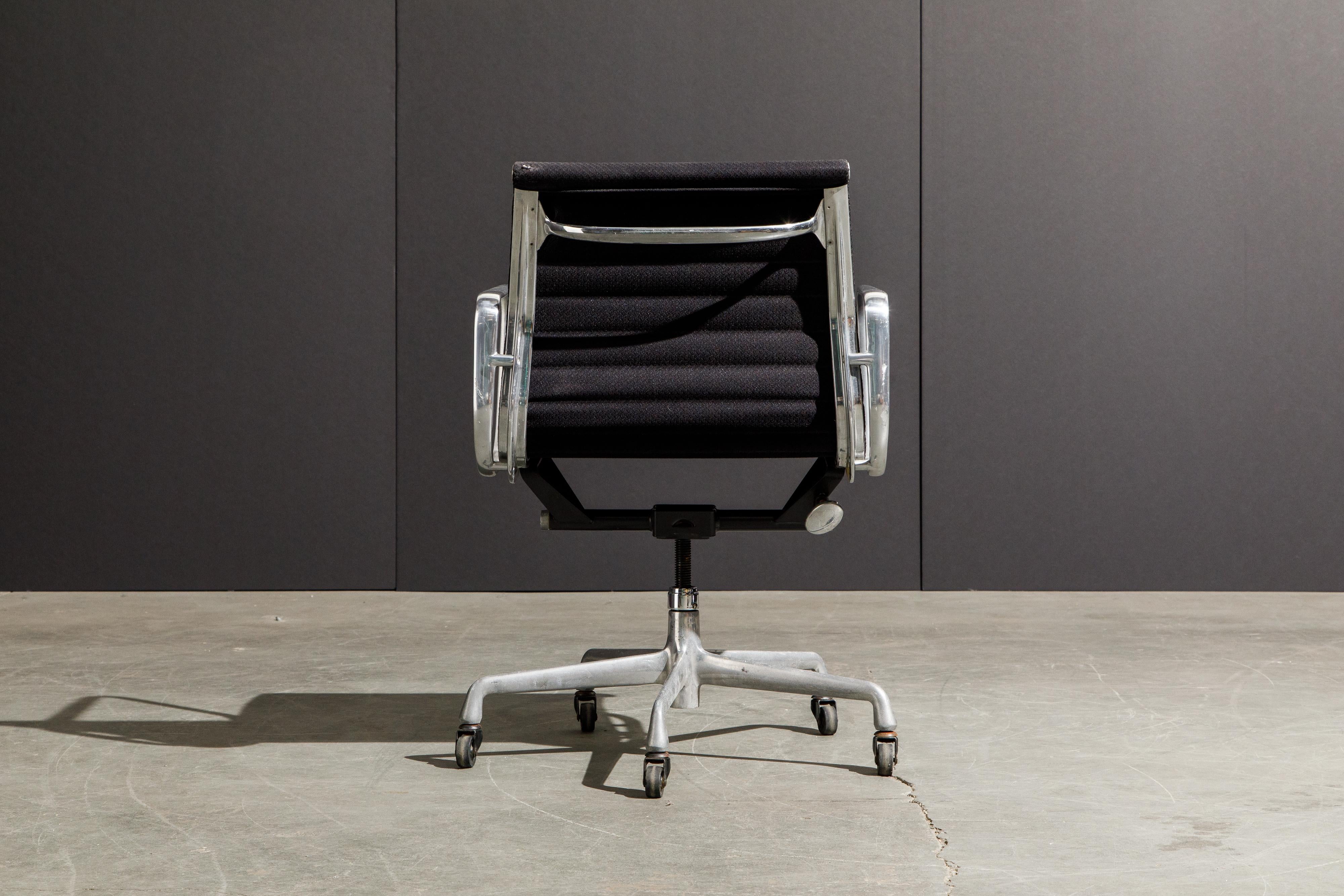 Aluminiumgruppe-Schreibtischstühle von Charles Eames für Herman Miller, signiert 4