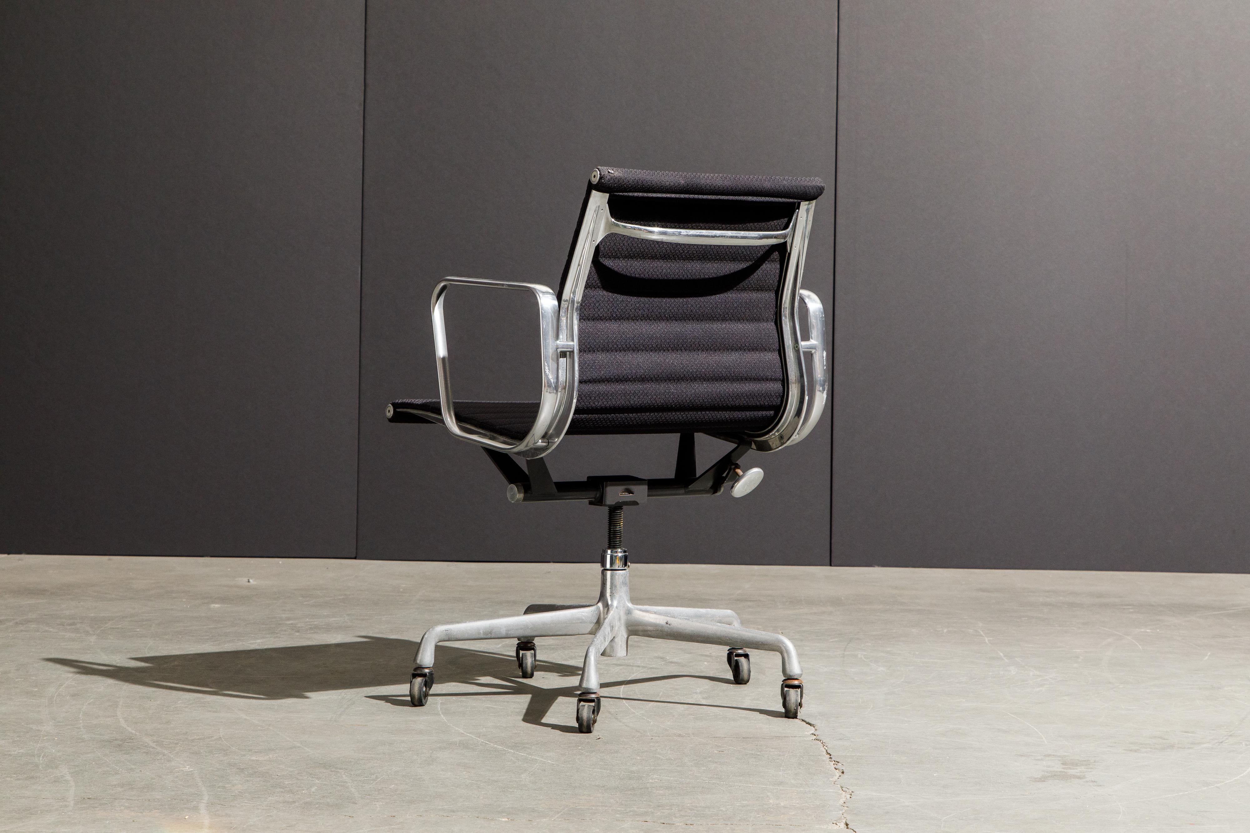 Chaises de bureau de groupe en aluminium par Charles Eames pour Herman Miller, signées 4