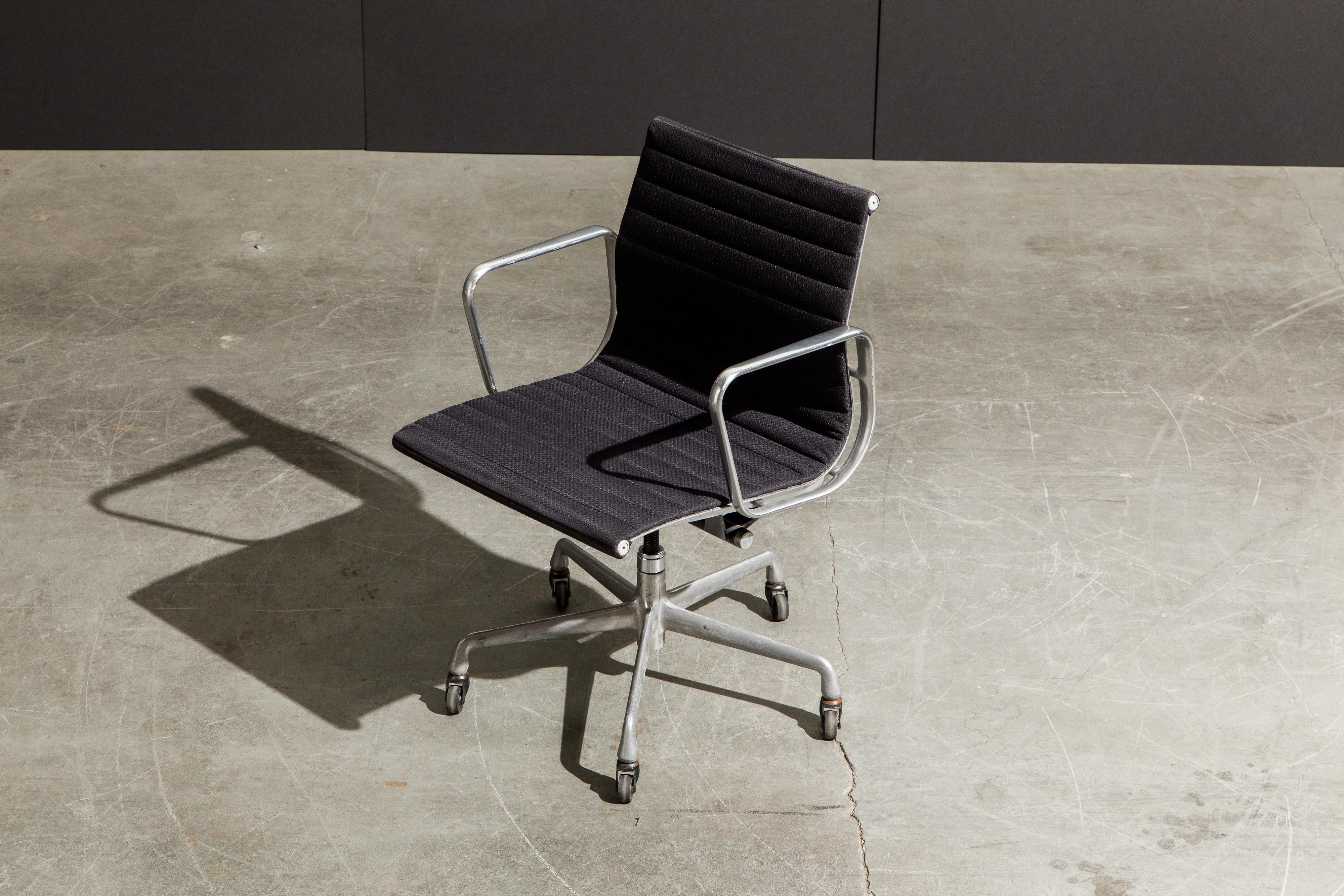 Chaises de bureau de groupe en aluminium par Charles Eames pour Herman Miller, signées 5
