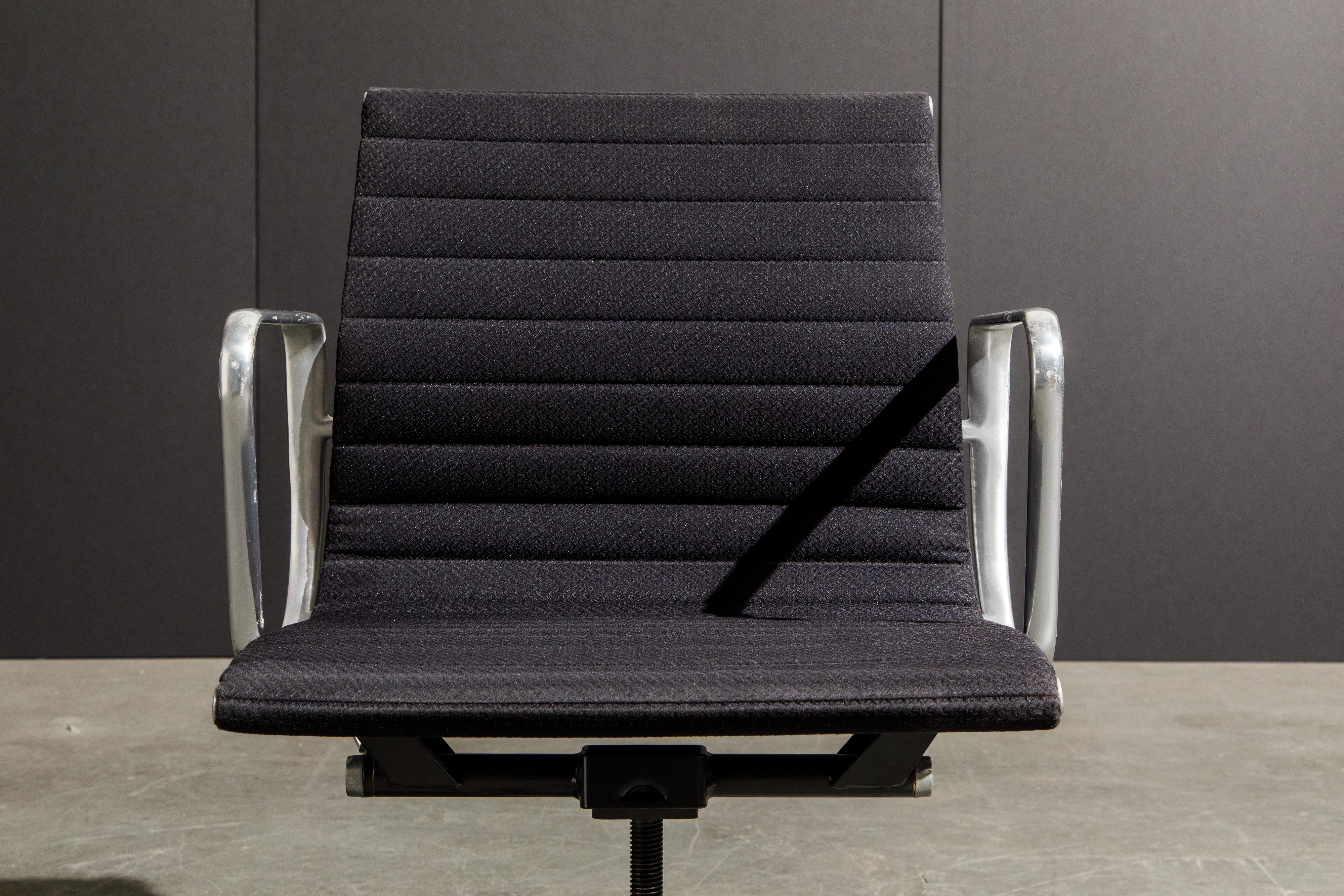 Aluminiumgruppe-Schreibtischstühle von Charles Eames für Herman Miller, signiert 7