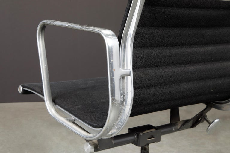 Aluminum Group Desk Chairs by Charles Eames for Herman Miller, Signed For Sale 7