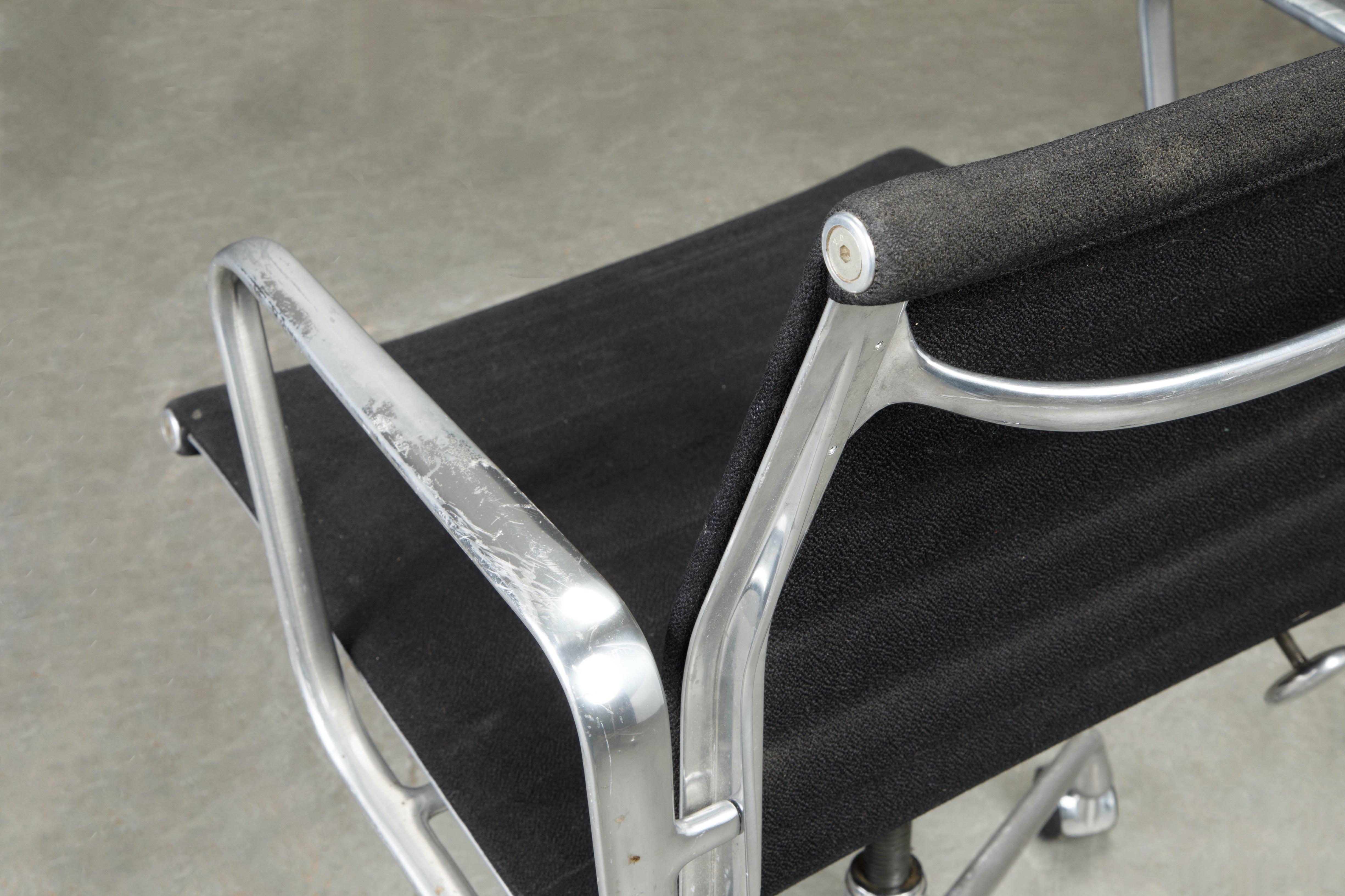 Chaises de bureau de groupe en aluminium par Charles Eames pour Herman Miller, signées en vente 7