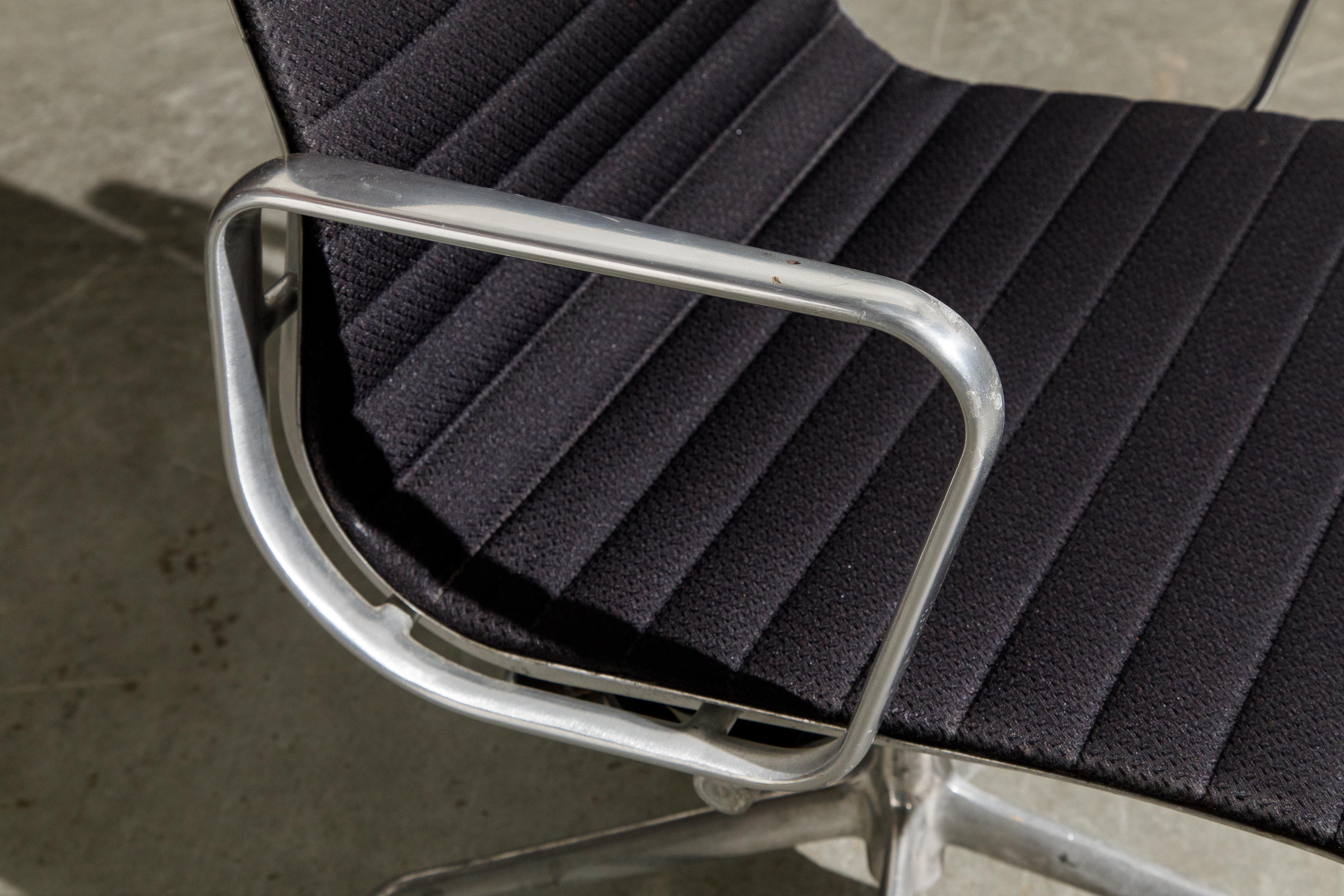 Aluminiumgruppe-Schreibtischstühle von Charles Eames für Herman Miller, signiert 9