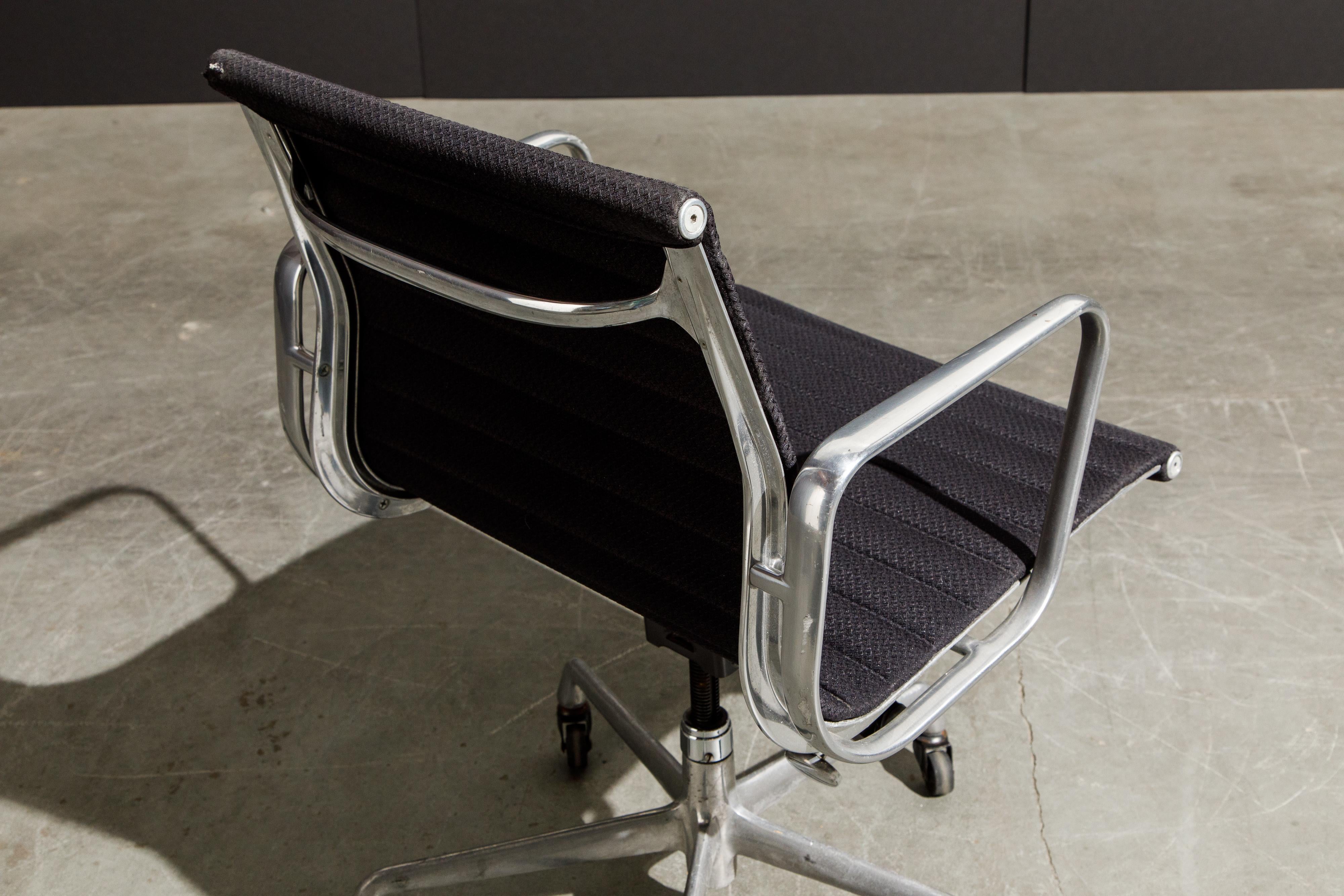 Aluminiumgruppe-Schreibtischstühle von Charles Eames für Herman Miller, signiert 10