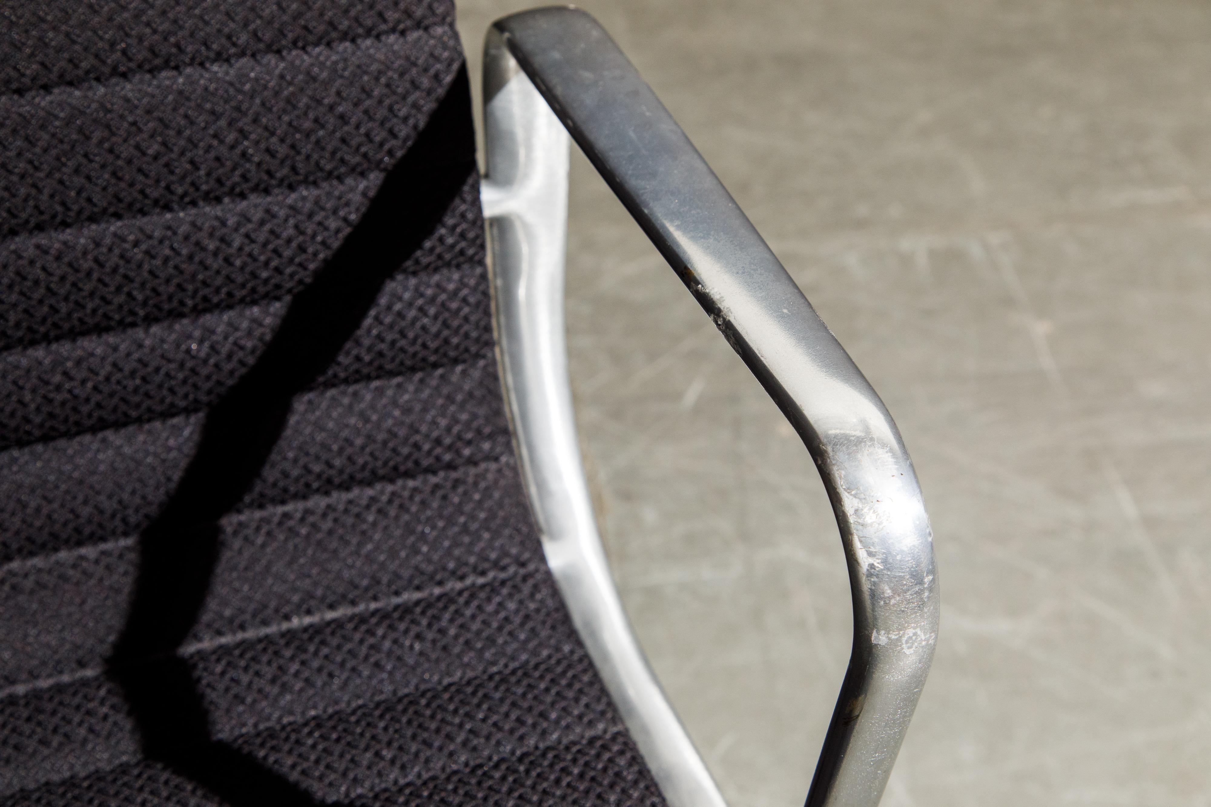 Chaises de bureau de groupe en aluminium par Charles Eames pour Herman Miller, signées 11