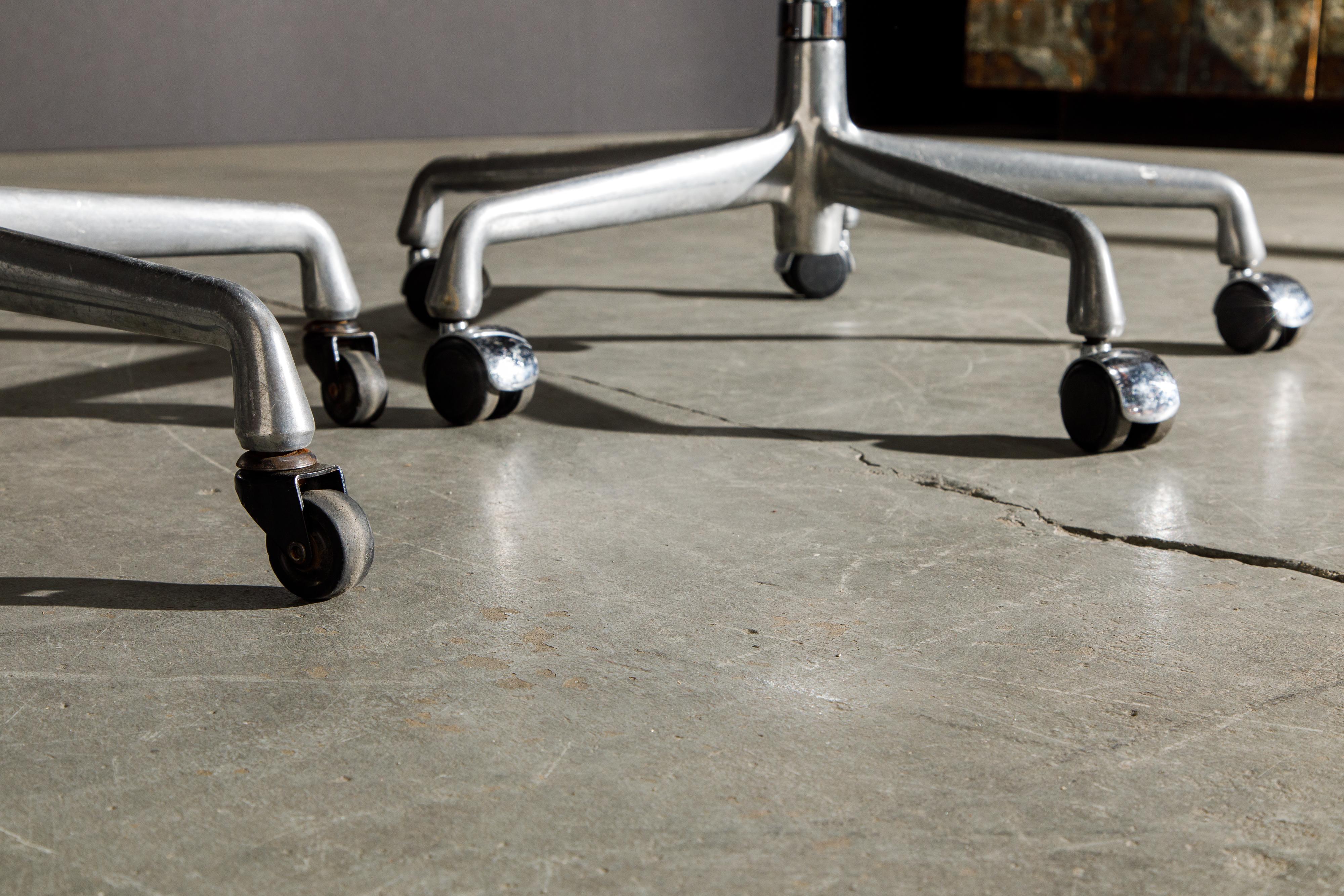 Chaises de bureau de groupe en aluminium par Charles Eames pour Herman Miller, signées 12