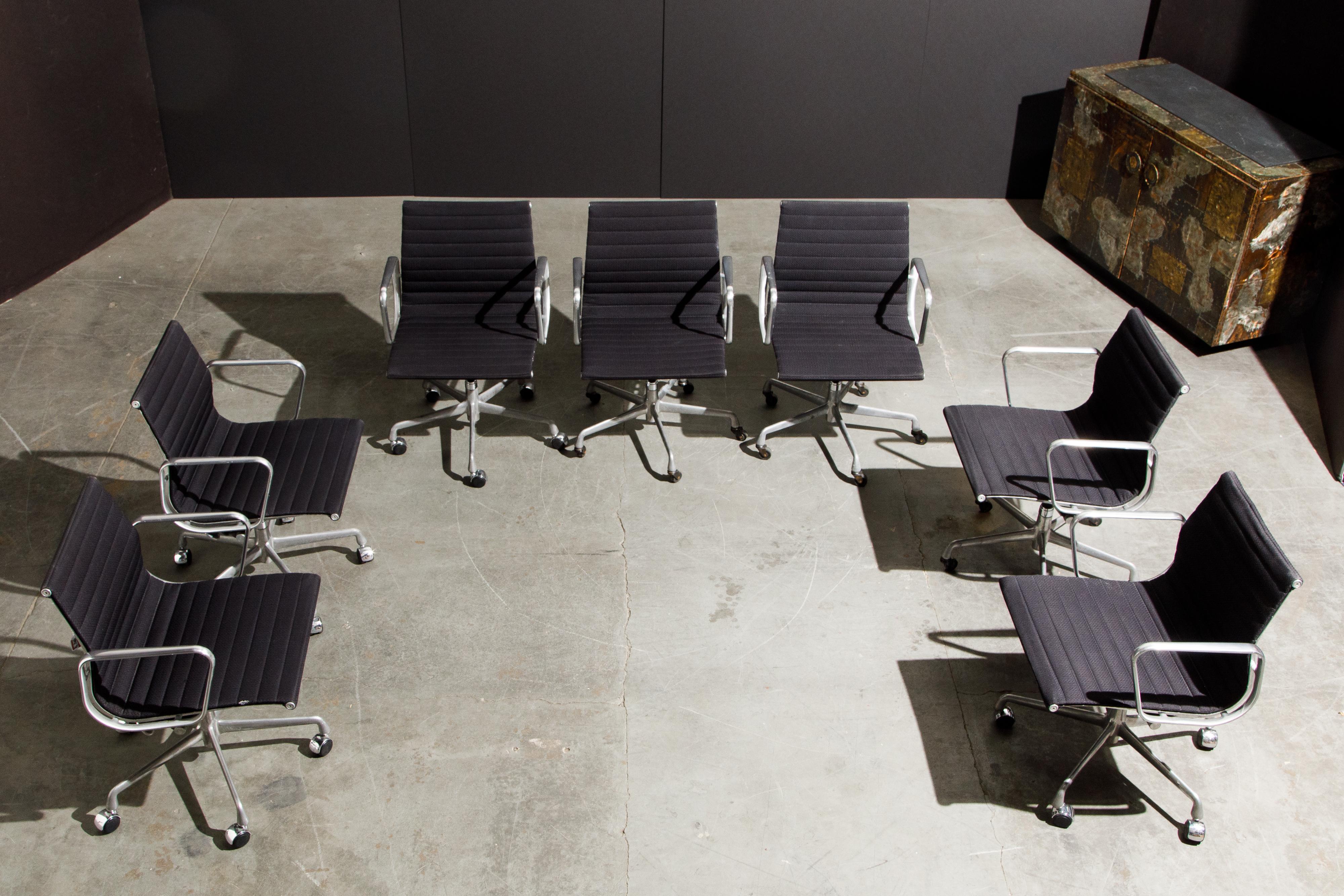 Nous avons 8 de ces élégants fauteuils de bureau 'Aluminum Group' de Charles et Ray Eames pour Herman Miller. Signé sous le siège avec les étiquettes Herman Miller et la date de production (9/12/2006), prix individuel. 

Ces magnifiques chaises de