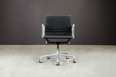 Aluminiumgruppe-Schreibtischstühle von Charles Eames für Herman Miller, signiert