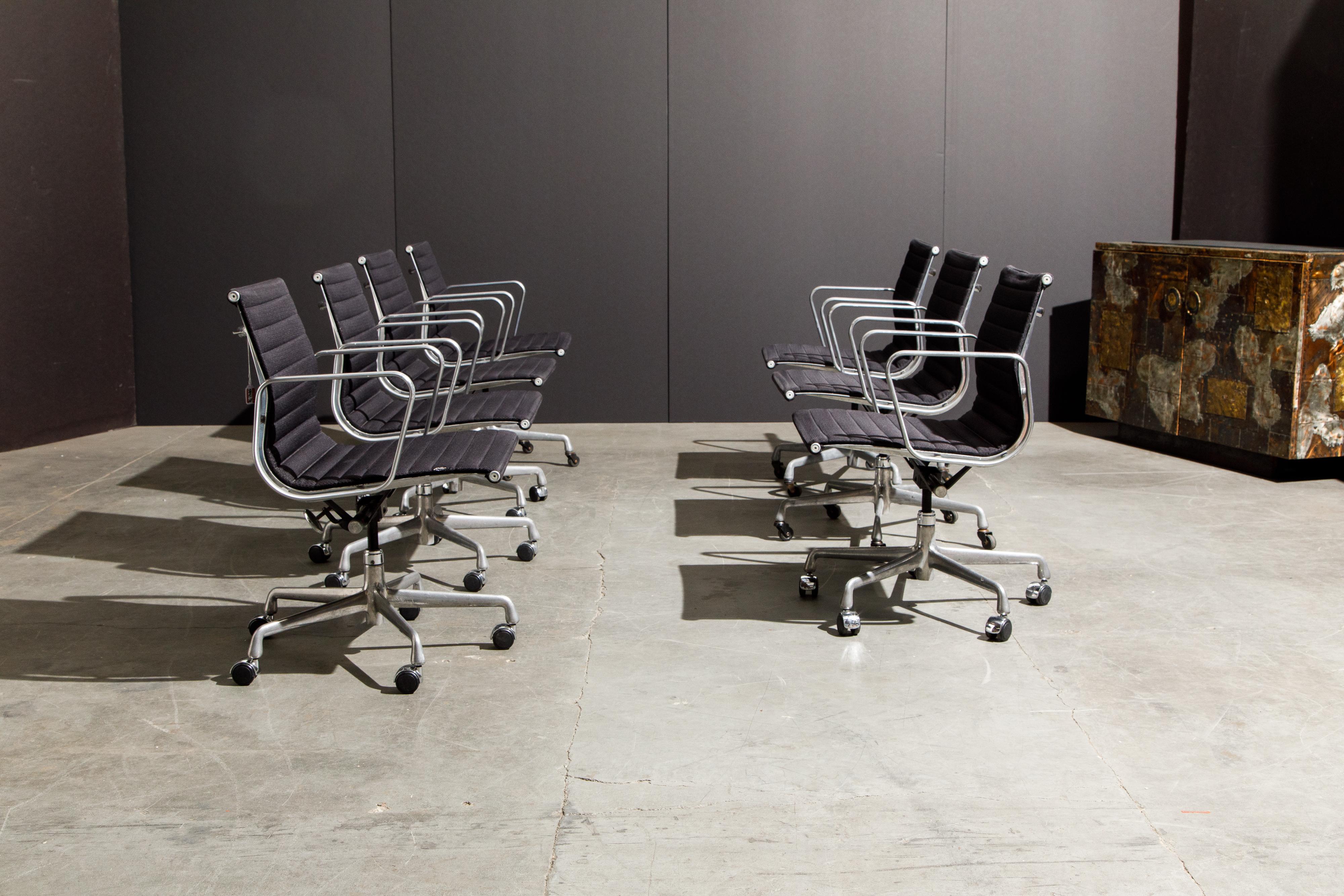 Mid-Century Modern Chaises de bureau de groupe en aluminium par Charles Eames pour Herman Miller, signées