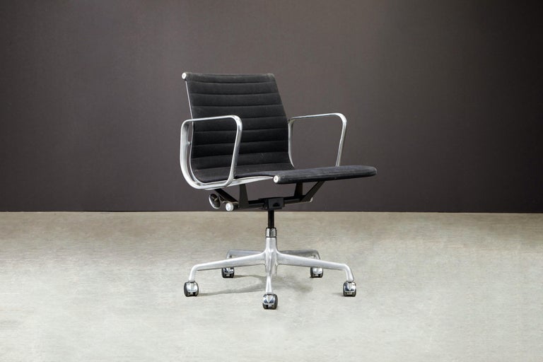 Mid-Century Modern Aluminum Group Desk Chairs by Charles Eames for Herman Miller, Signed For Sale