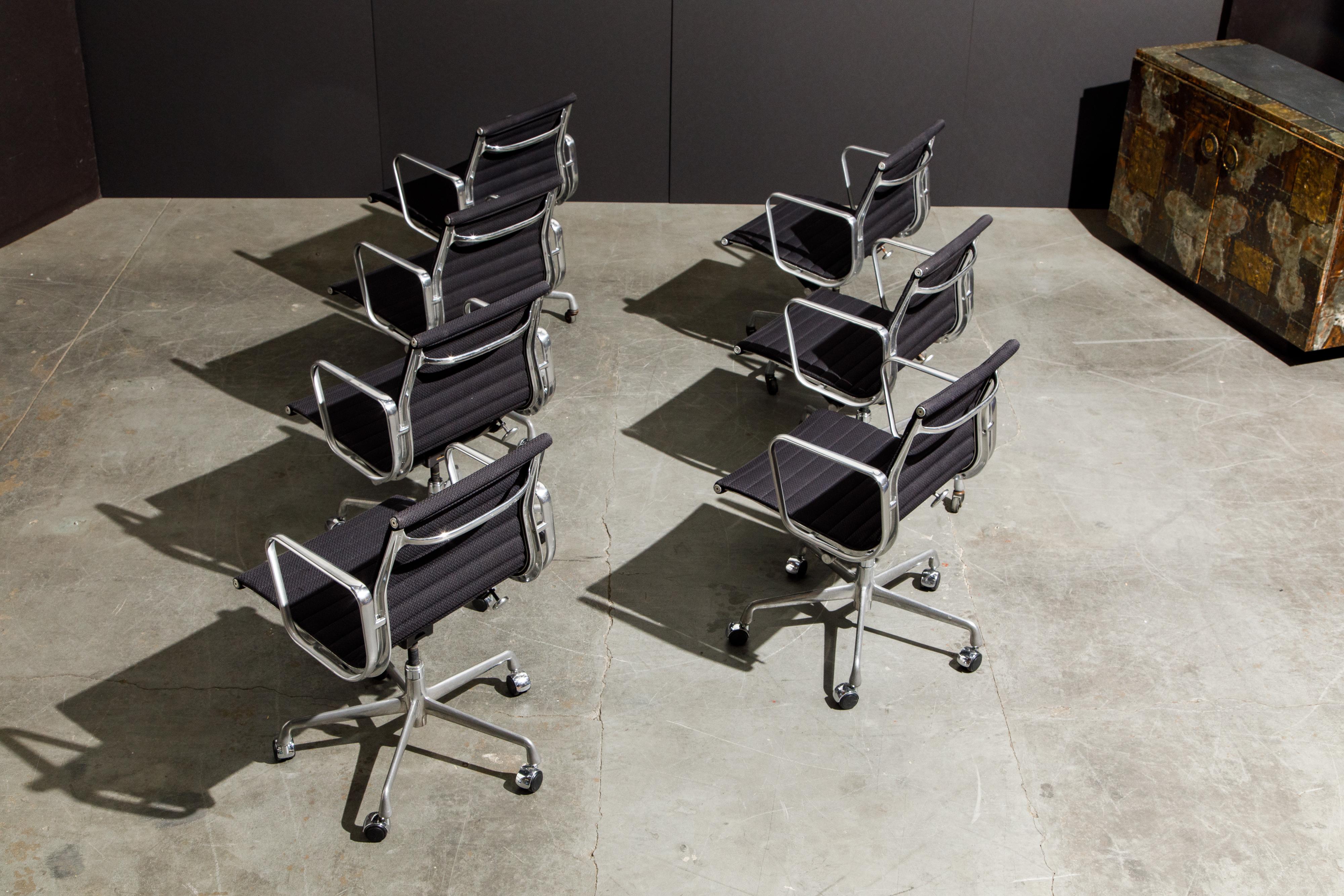 Chaises de bureau de groupe en aluminium par Charles Eames pour Herman Miller, signées Bon état à Los Angeles, CA