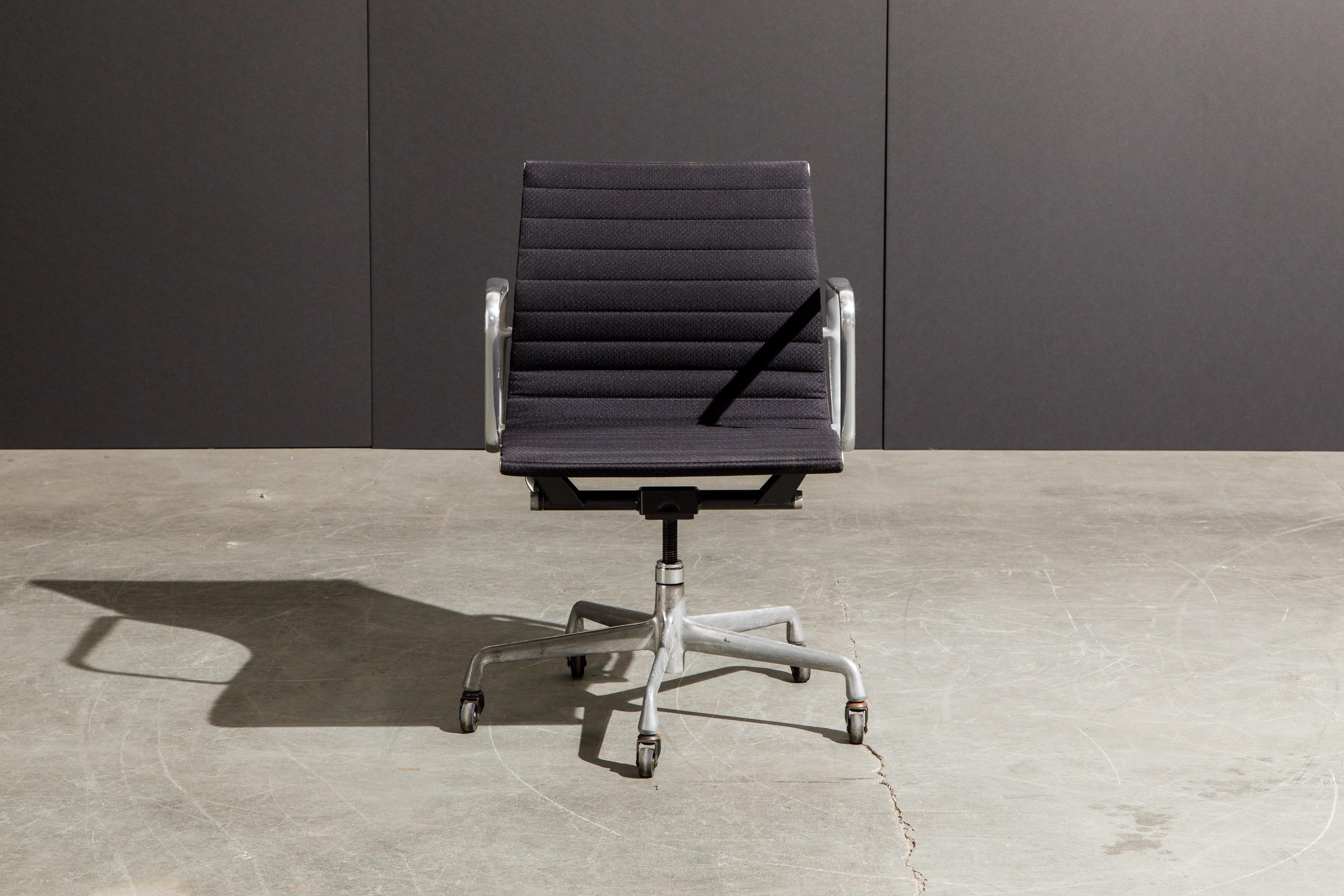 XXIe siècle et contemporain Chaises de bureau de groupe en aluminium par Charles Eames pour Herman Miller, signées