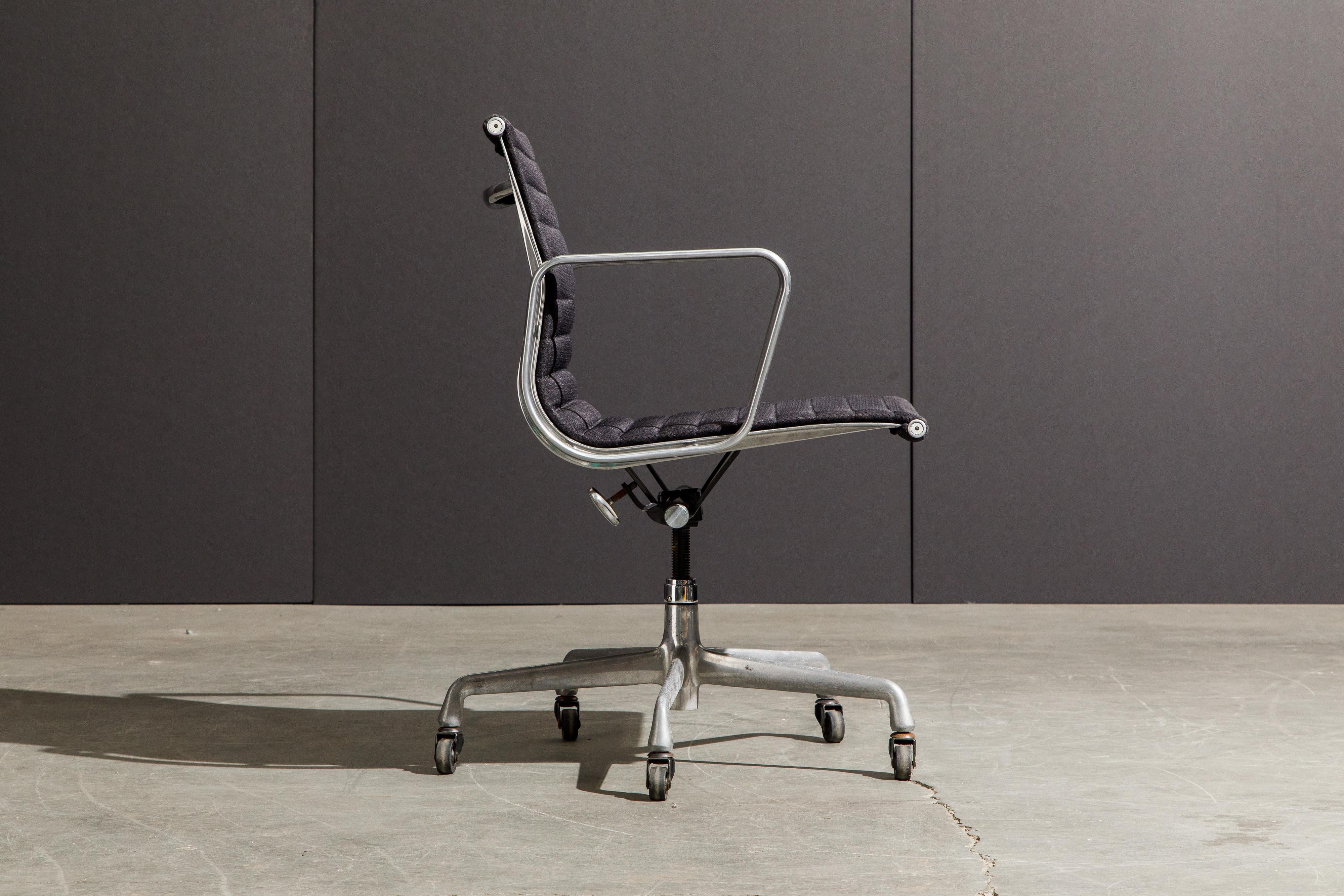 Chaises de bureau de groupe en aluminium par Charles Eames pour Herman Miller, signées 1