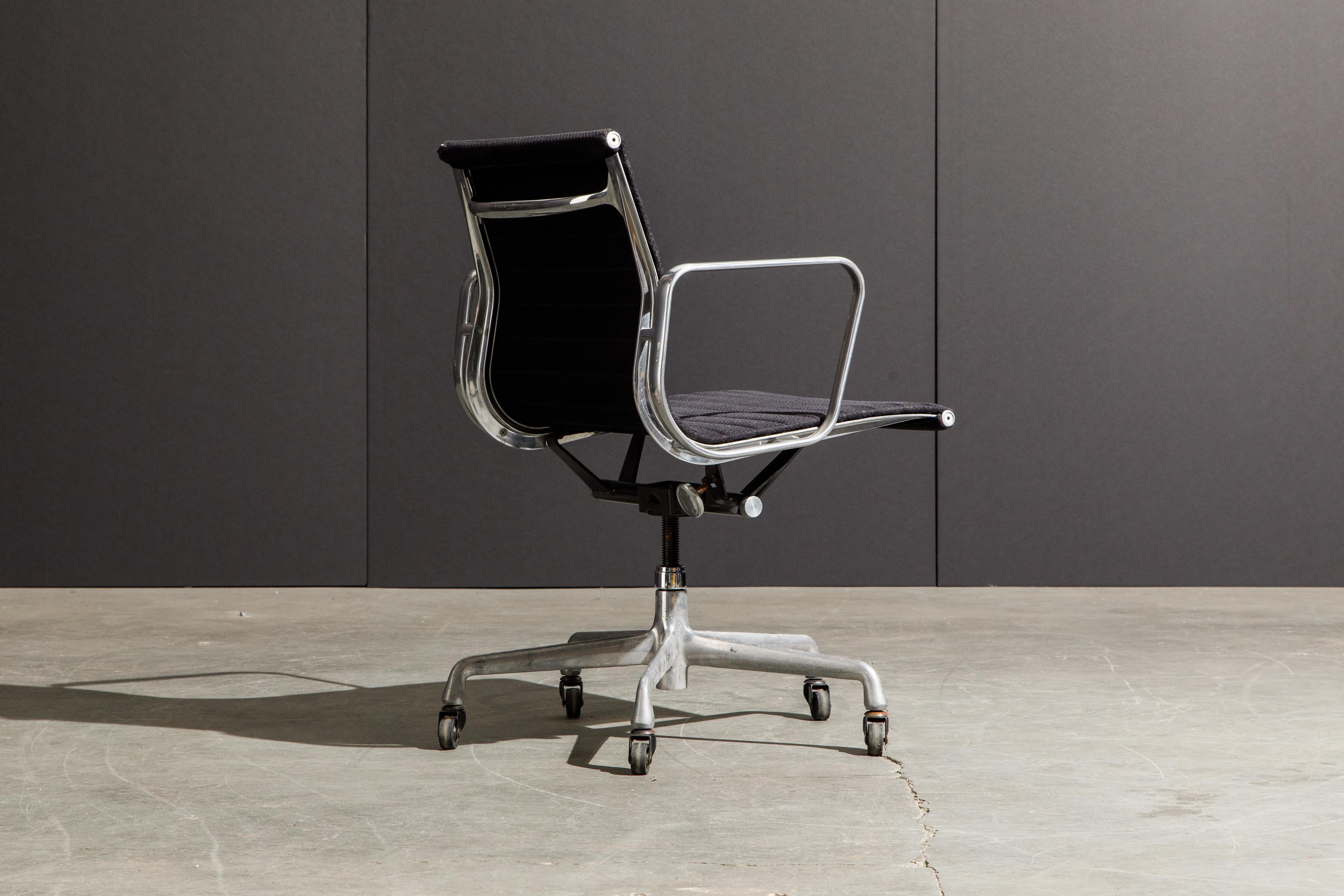 Aluminiumgruppe-Schreibtischstühle von Charles Eames für Herman Miller, signiert 3