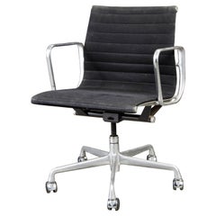 Chaises de bureau de groupe en aluminium par Charles Eames pour Herman Miller, signées