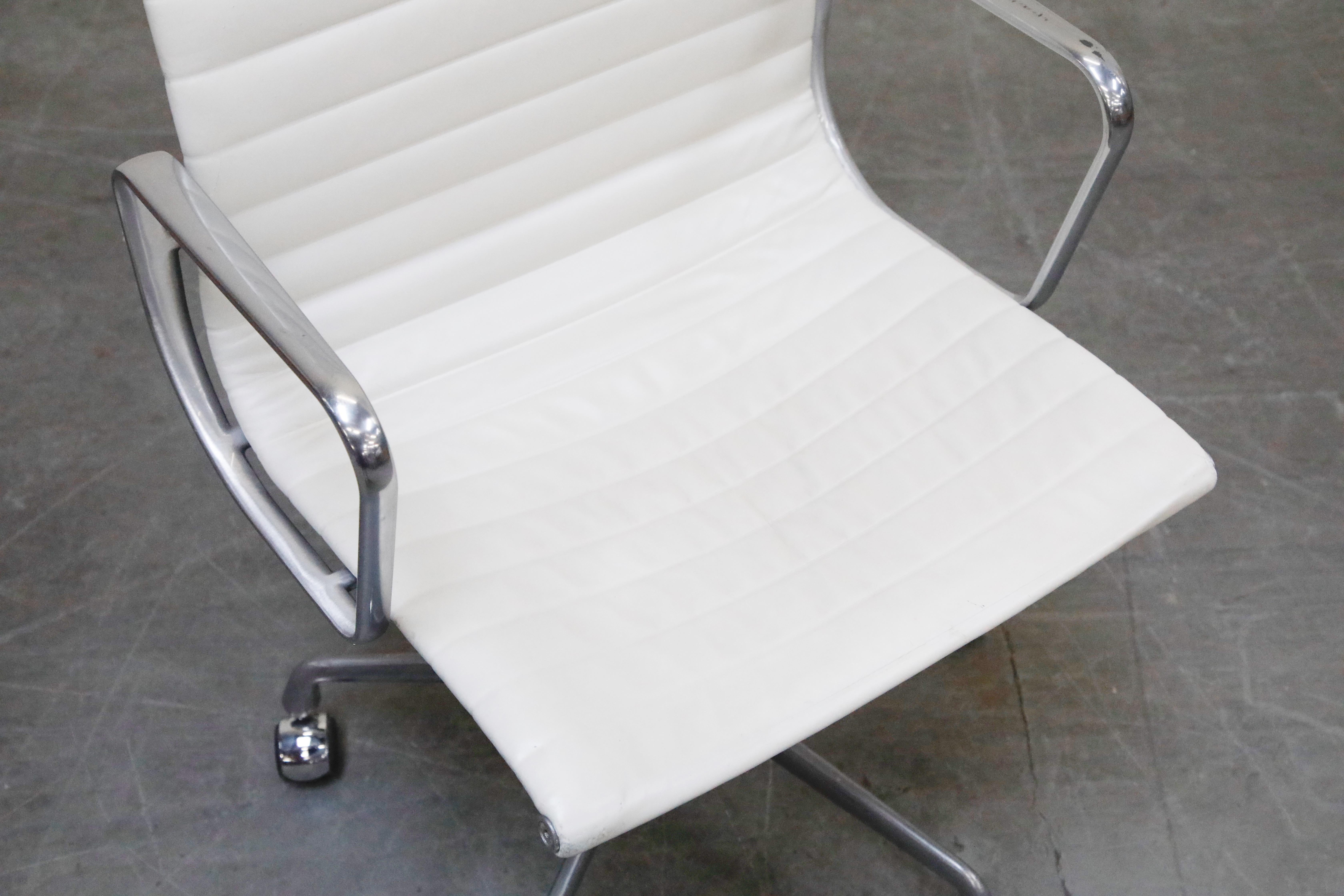Aluminum Group Executive Desk Chair by Charles Eames for Herman Miller, Signed 5