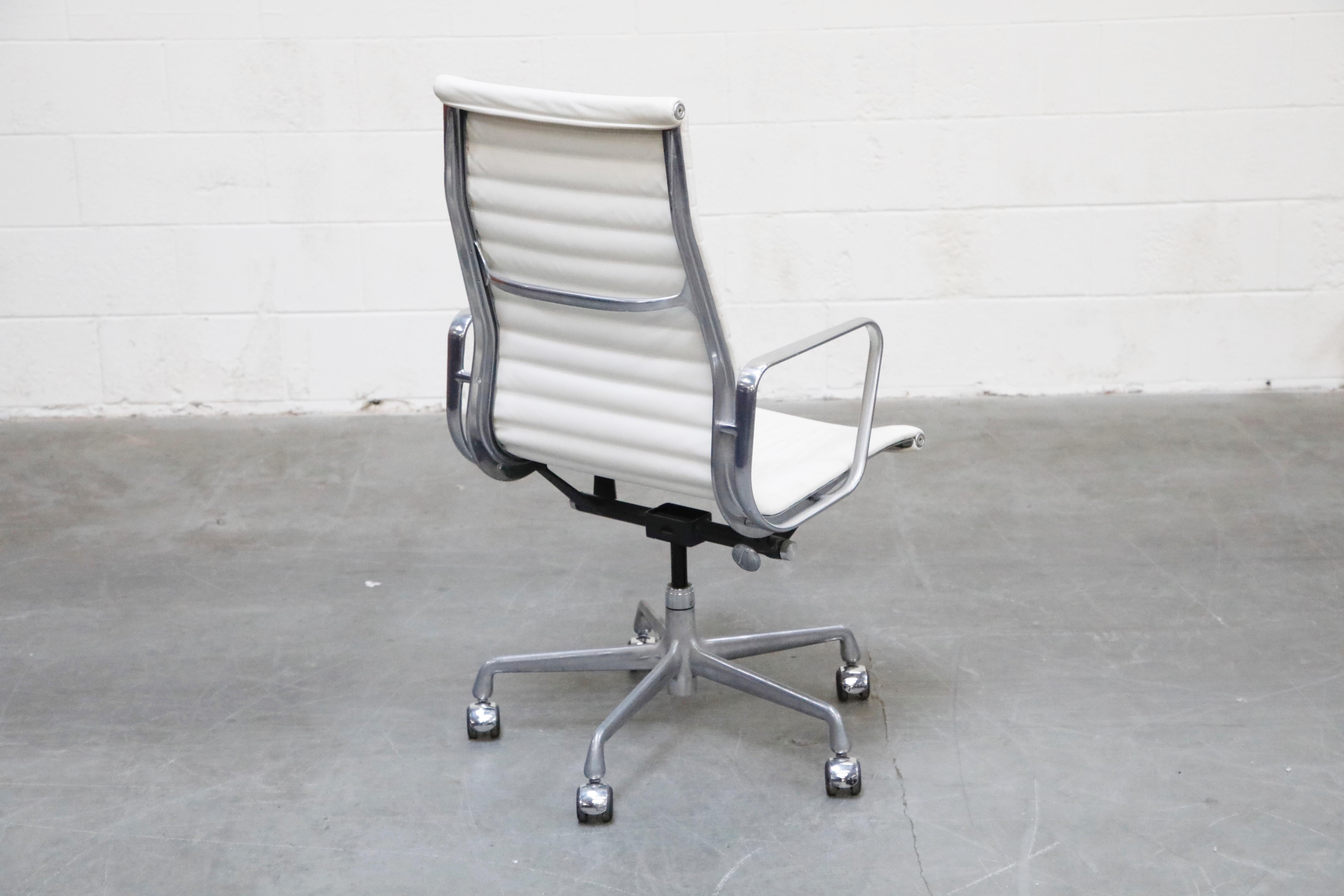 Aluminum Group Executive Desk Chair by Charles Eames for Herman Miller, Signed In Good Condition In Los Angeles, CA