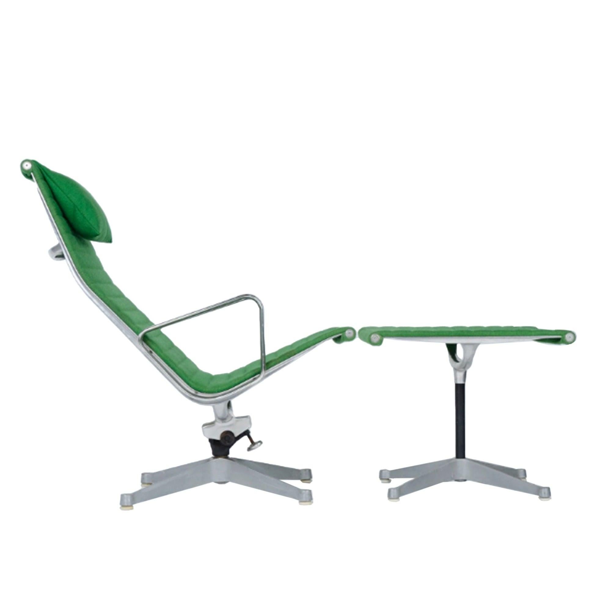 Une chaise longue et un ottoman, tous deux en tapisserie d'origine sur des cadres assortis en aluminium anodisé poli. Le pouf mesure 18 