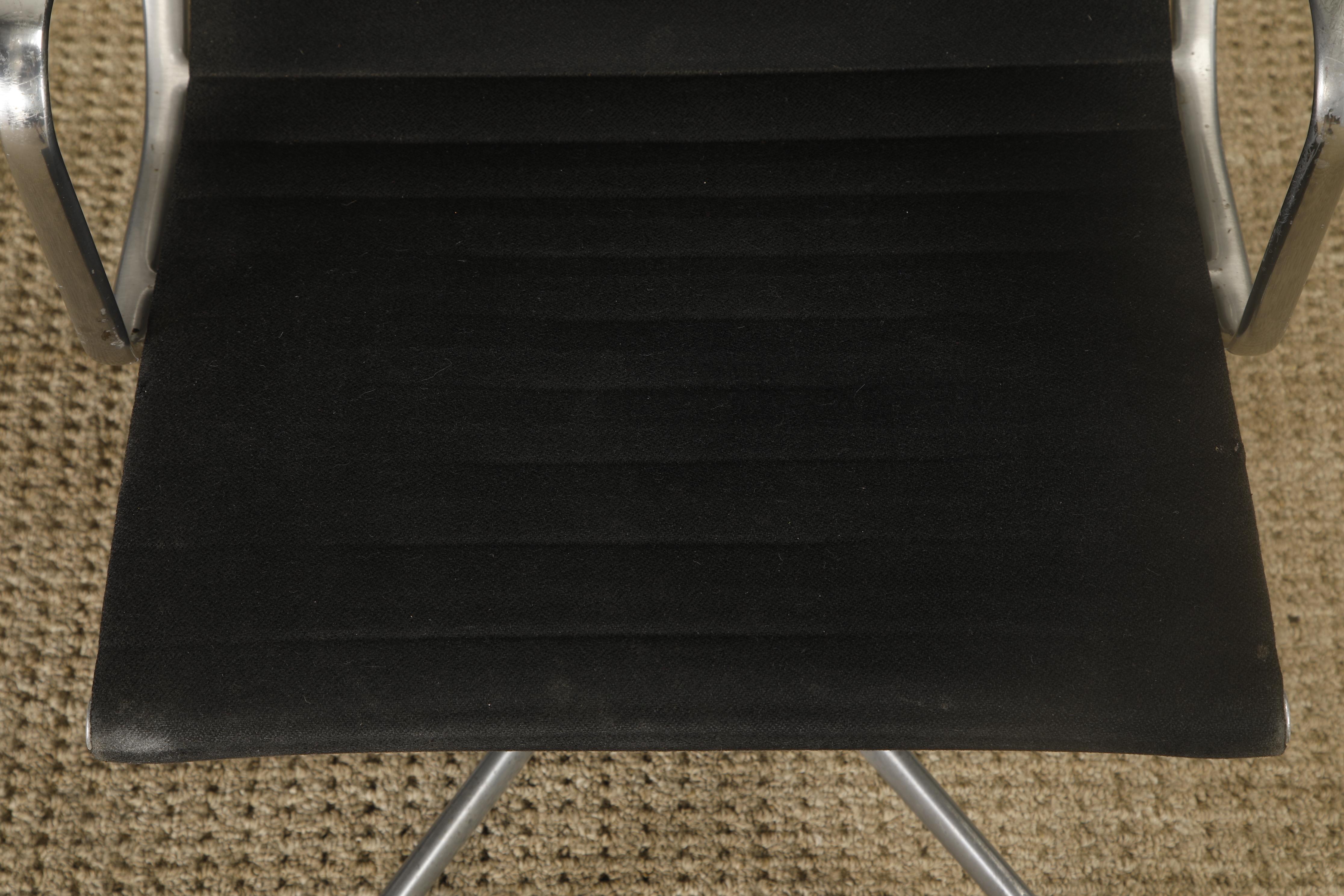 Sedia girevole 'Aluminum Group' di Charles Eames per Herman Miller, anni '80, firmata in vendita 4