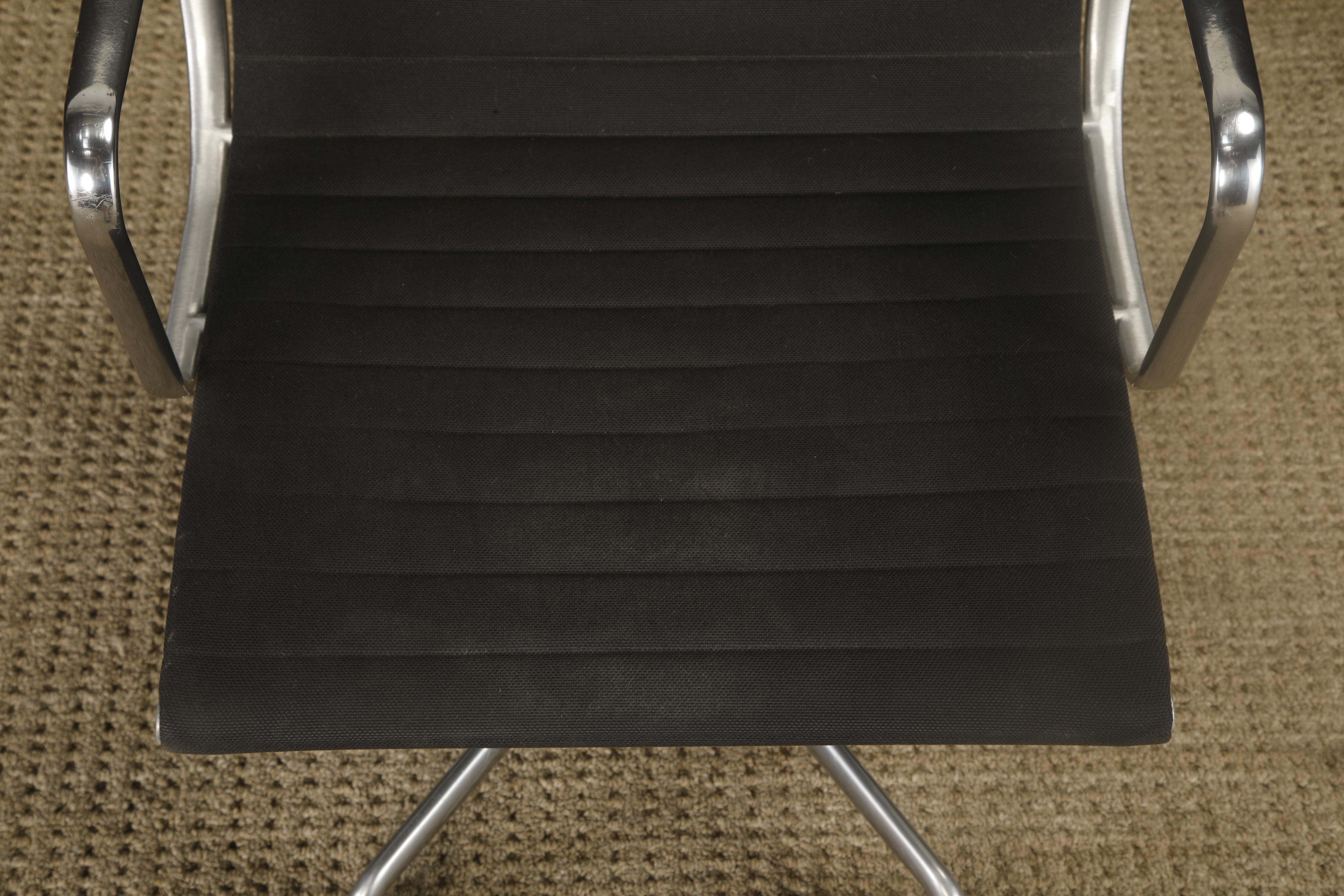 Drehstuhl 'Aluminum Group' von Charles Eames für Herman Miller, 1980er Jahre, signiert im Angebot 4