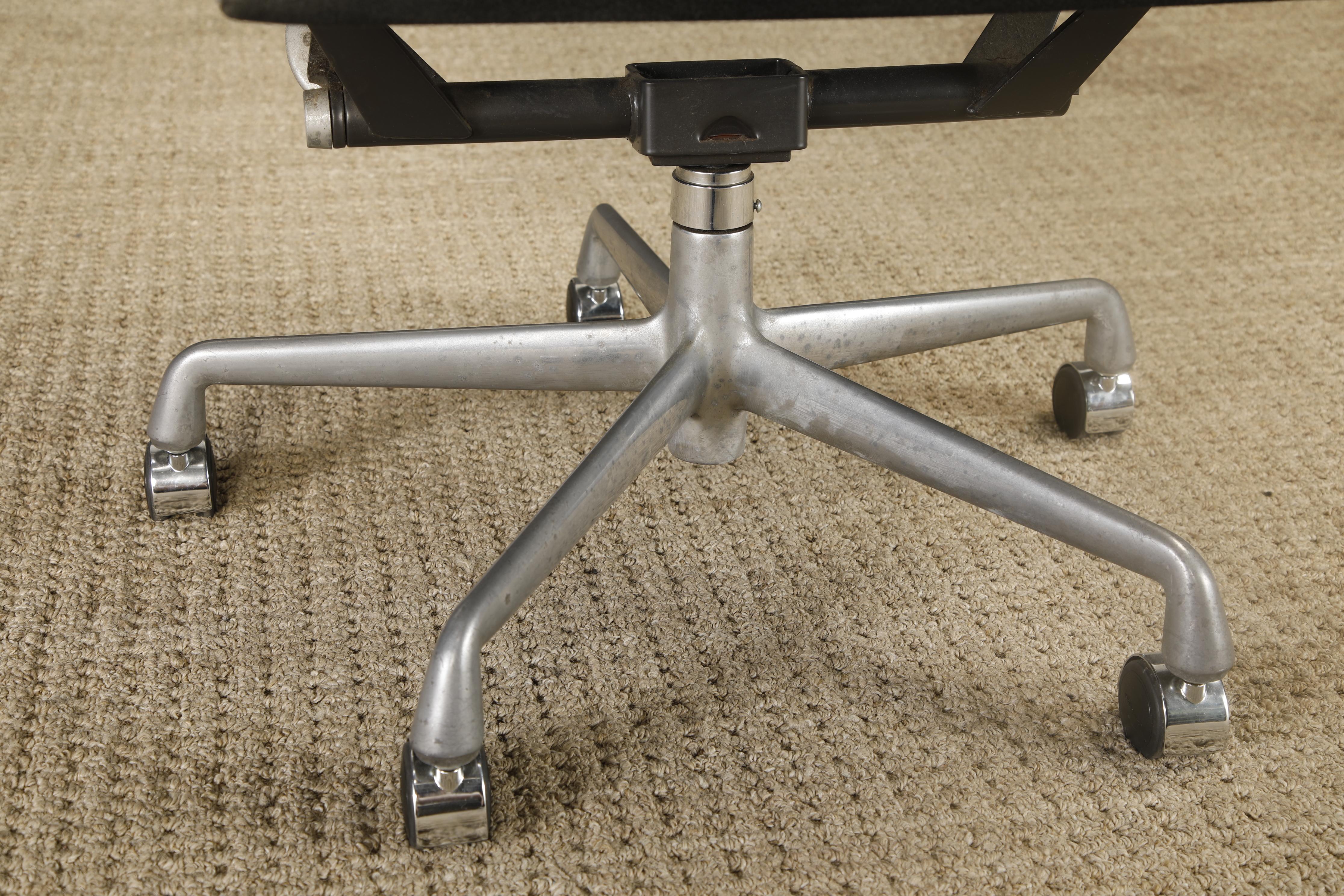 Sedia girevole 'Aluminum Group' di Charles Eames per Herman Miller, anni '80, firmata in vendita 5